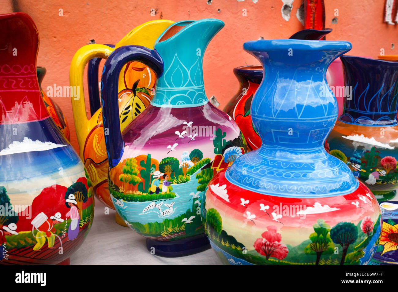 Decorado Colorully cántaros de arcilla para venta en Cholula, Puebla, México. Foto de stock