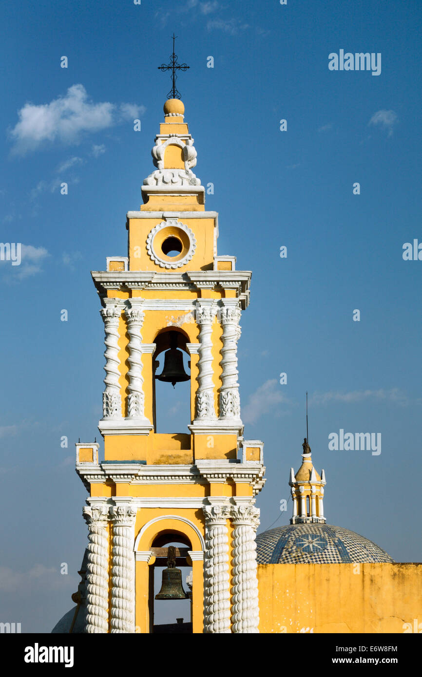 Campanario y las campanas de una iglesia en el centro histórico de la ciudad de Puebla, México. Foto de stock