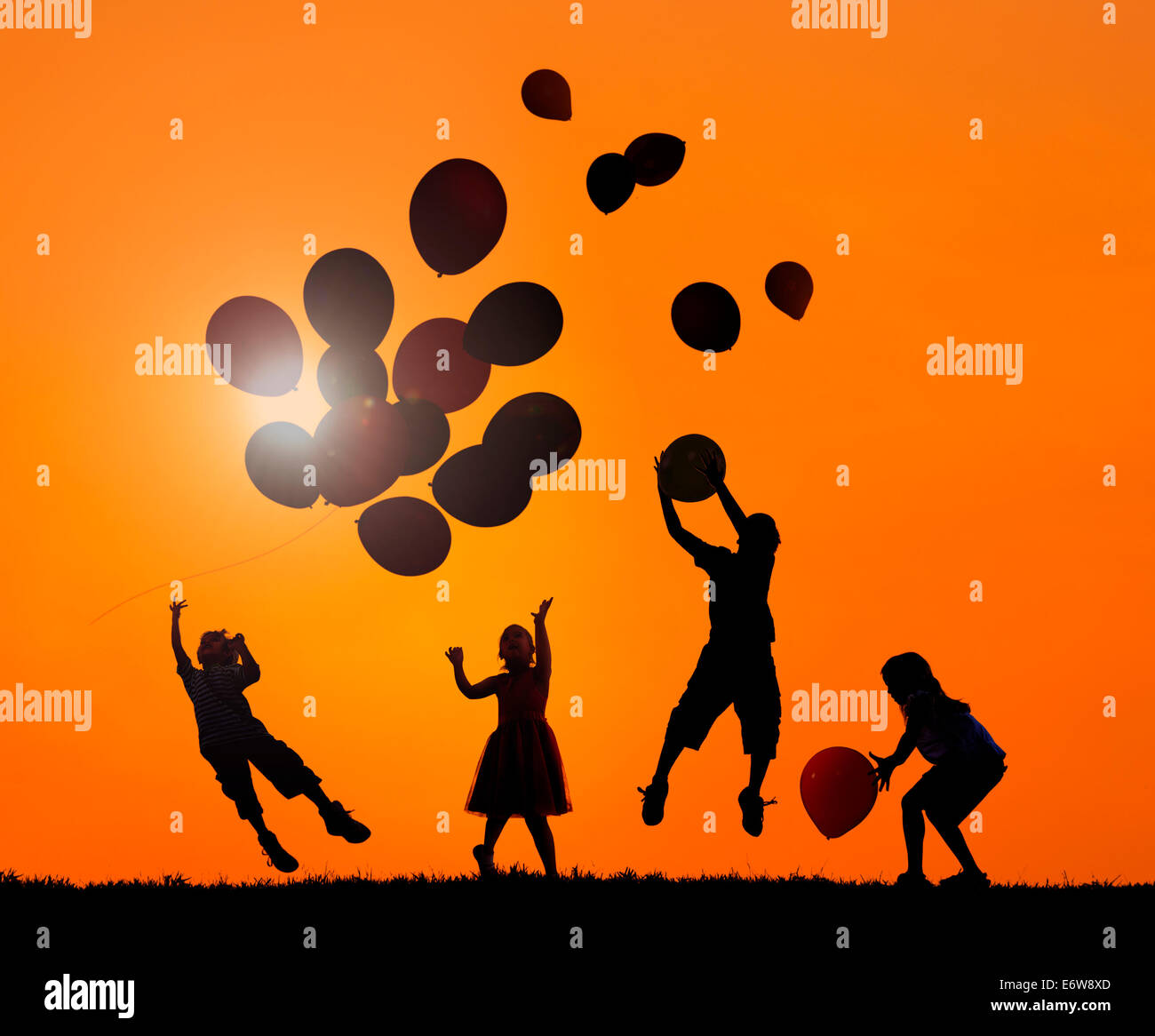 Niño jugando con globo fotografías e imágenes de alta resolución Alamy