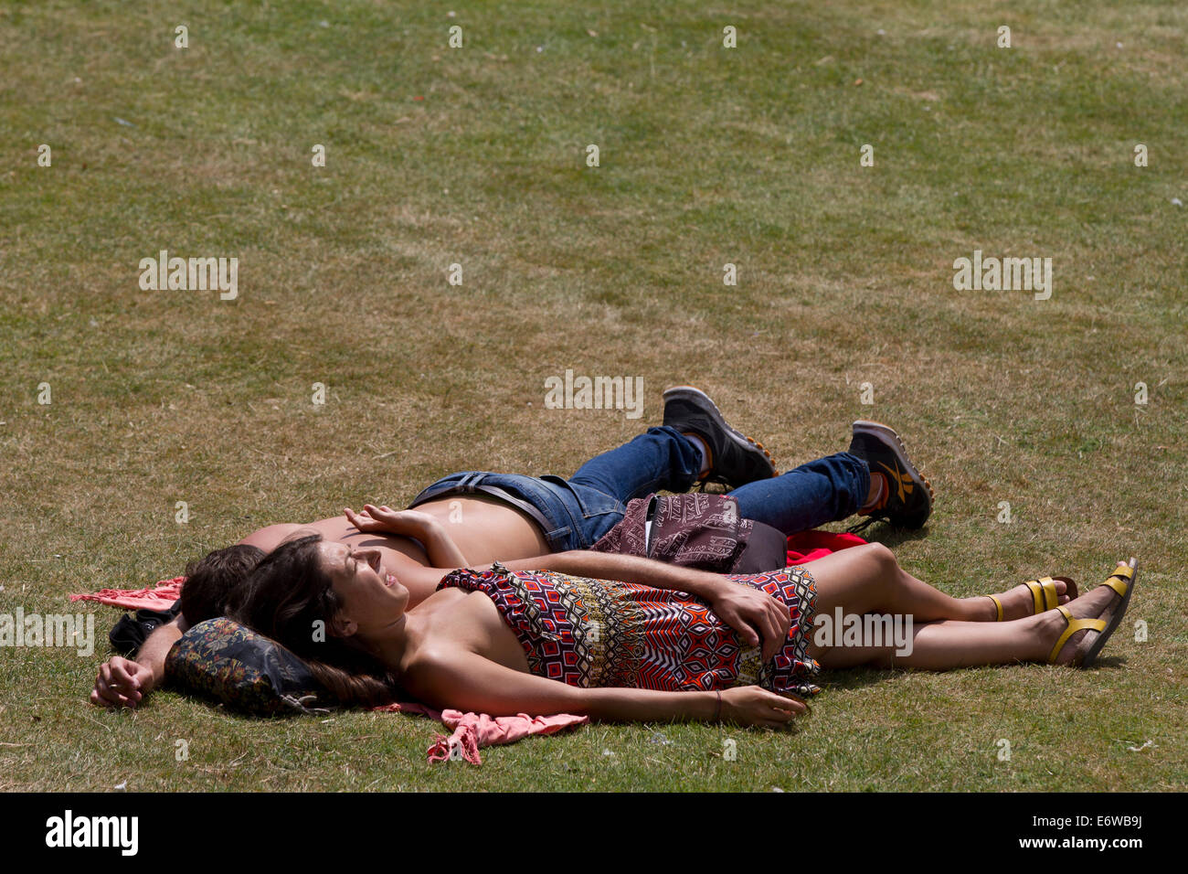 Una joven pareja de relax en el parque. Foto de stock