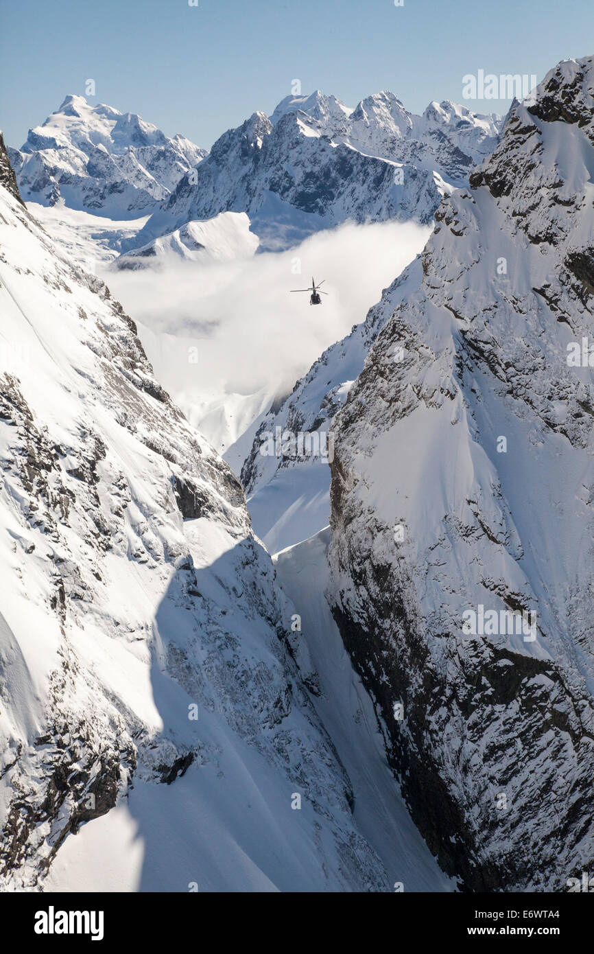 Vuelo en helicóptero sobre las montañas nevadas de los Alpes del Sur, Isla del Sur, Nueva Zelanda Foto de stock