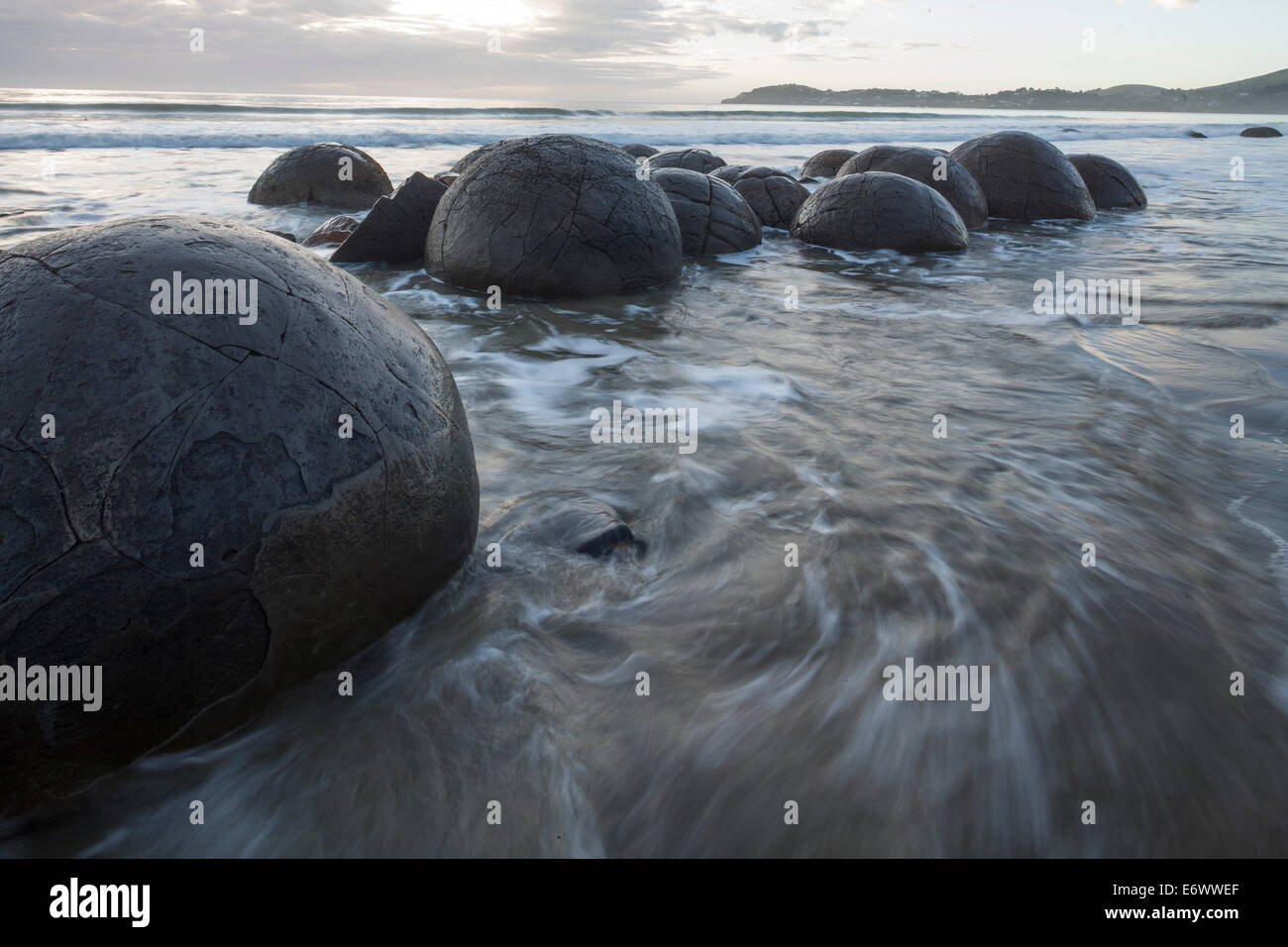 Moeraki Boulders, concreciones esféricas, bolas de piedra, Isla del Sur, Nueva Zelanda Foto de stock