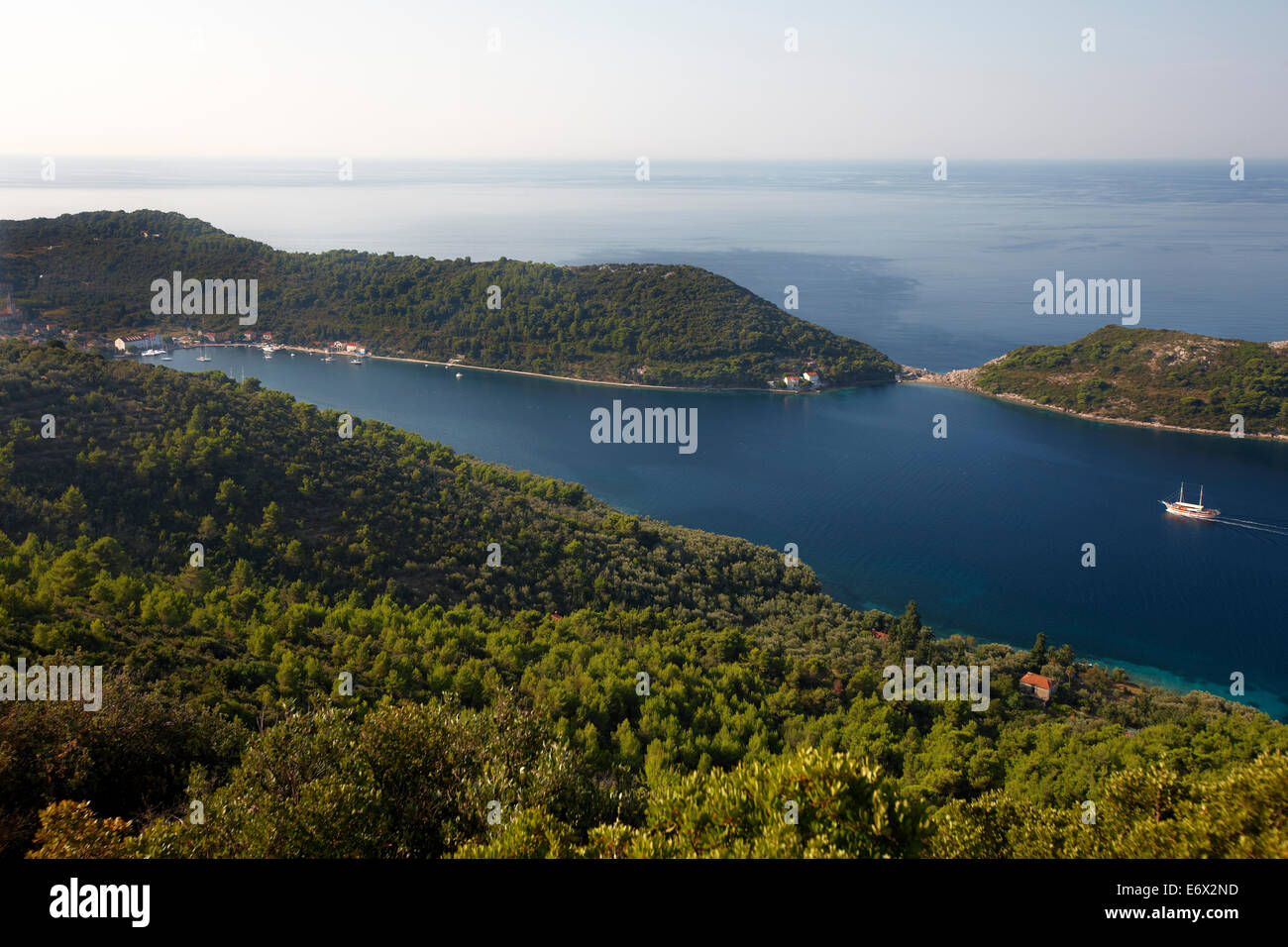 Vistas a las islas Elaphiti, Sipanska Luka, Sipan isla, al noroeste de Dubrovnik, Croacia Foto de stock