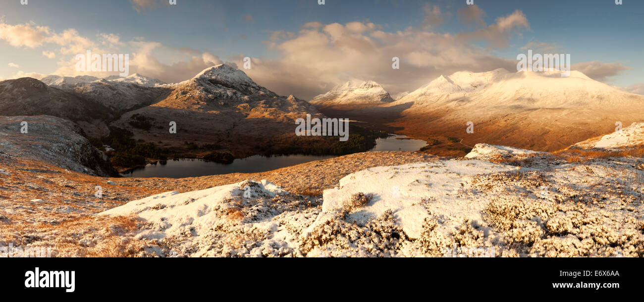 Amplio panorama de las nevadas montañas del noroeste con vistas a las cumbres de Sgurr Dubh, Liathach y Beinn Eighe (de LEF Foto de stock