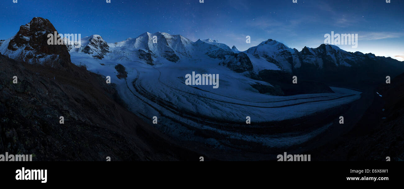 Ver encima el imponente Glaciar Pers en la luz azul de la incipiente noche con primeras estrellas aparece sobre las cumbres de Pi Foto de stock