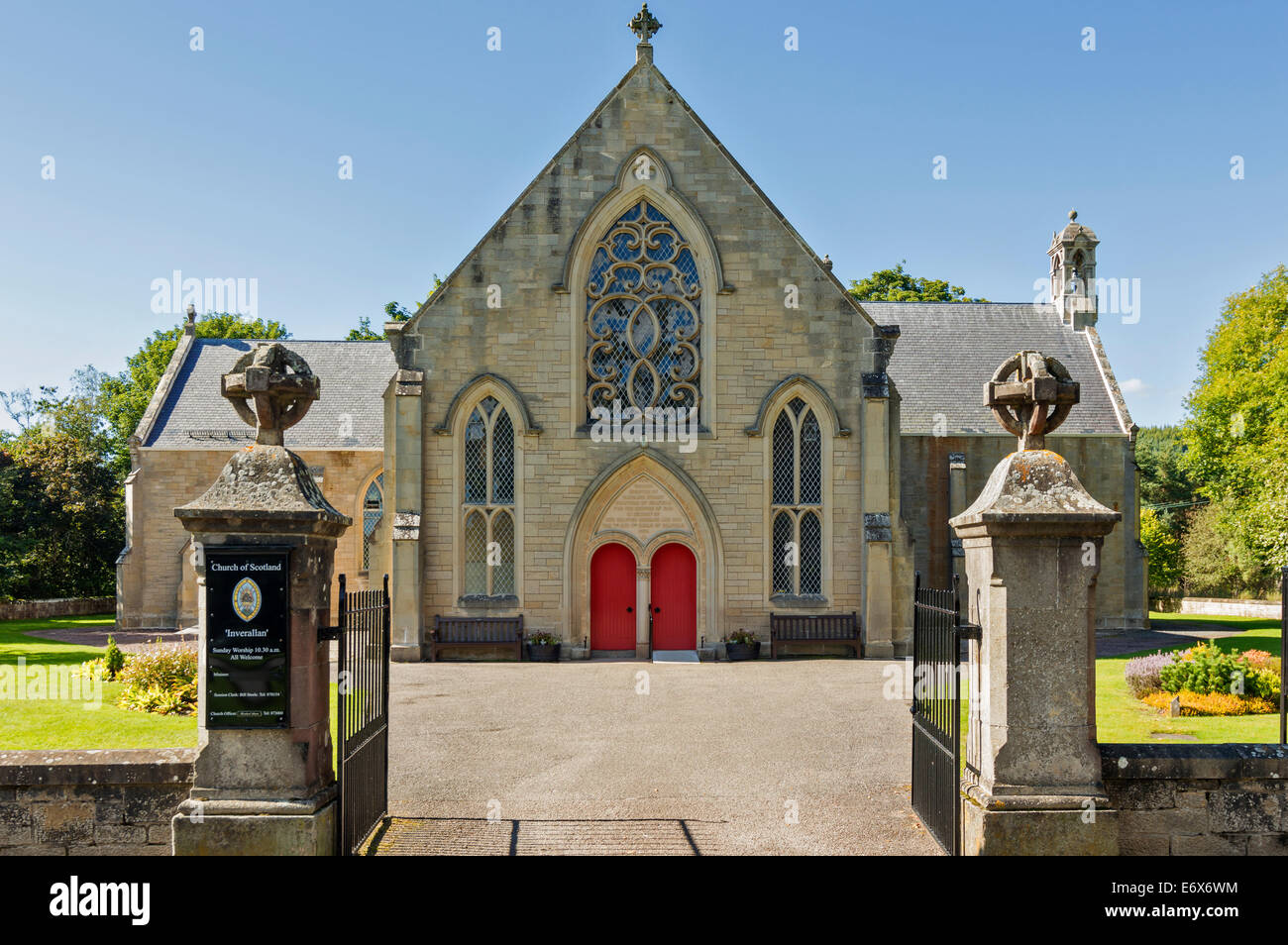 Escocia Grantown en Spey INVERALLAN IGLESIA DE ESCOCIA EN GRANT ROAD LAS PUERTAS Y JARDINES Fotografía de stock - Alamy Escocia Grantown en Spey INVERALLAN IGLESIA DE ESCOCIA EN GRANT ROAD LAS PUERTAS Y JARDINES Fotografía de stock - Alamy