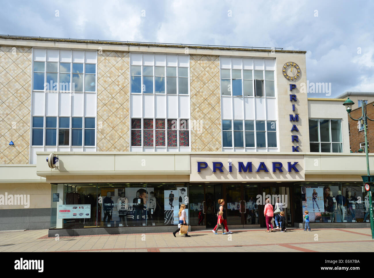 Tienda de moda Primark, High Street, Hemel Hempstead, Hertfordshire, Inglaterra, Reino Unido Foto de stock