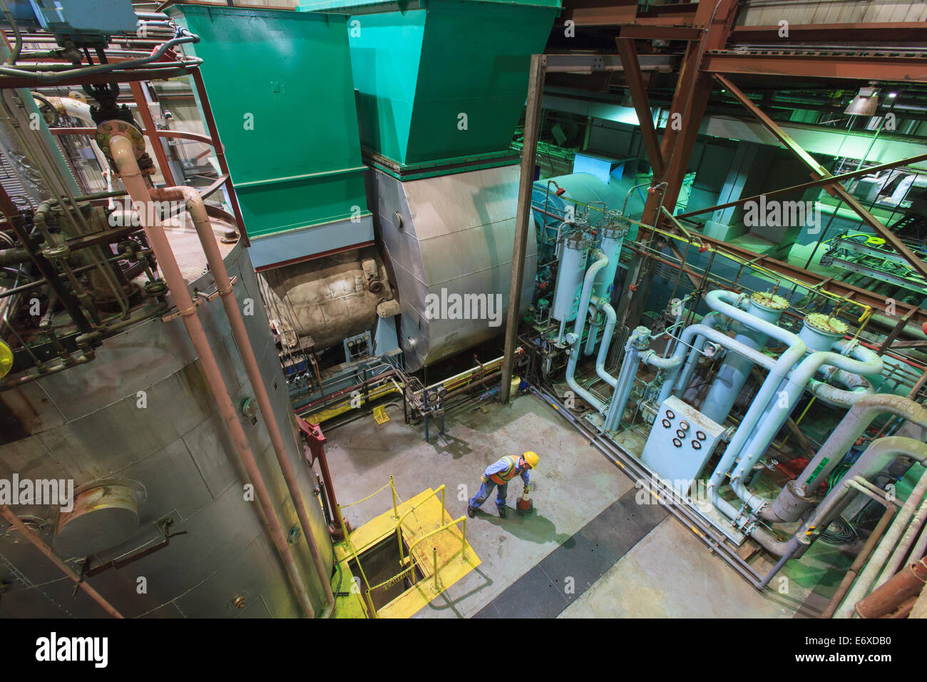 Ingeniero en la planta de energía eléctrica de la turbina de gas y condensación de los gases de escape Sala de proceso Foto de stock