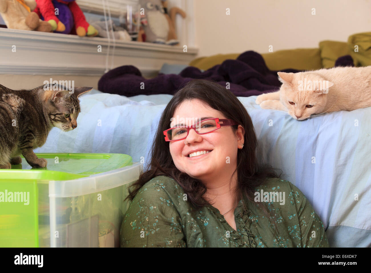 Mujer con síndrome de Asperger jugando con su mascota gatos Fotografía de  stock - Alamy