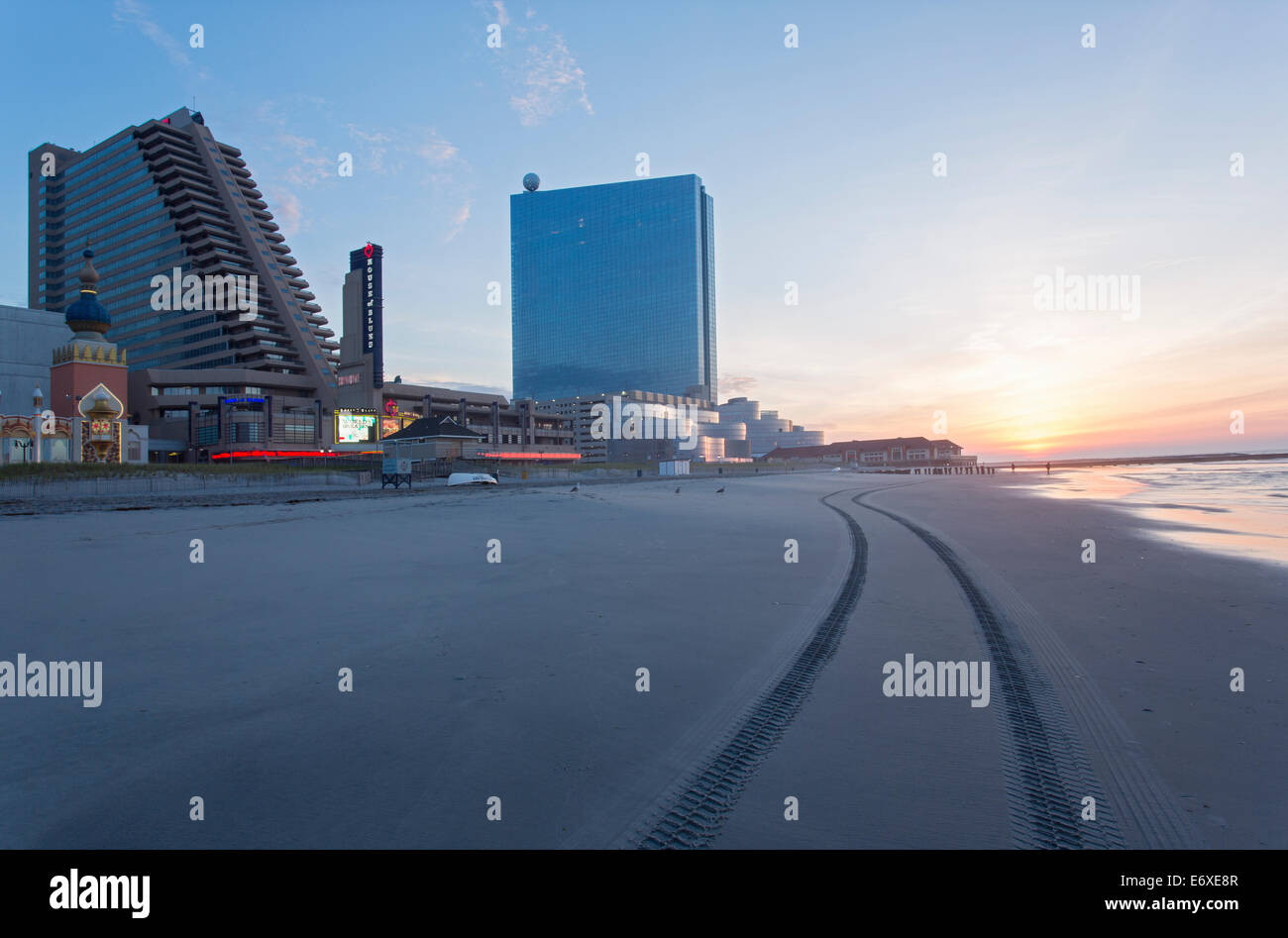 Los Estados Unidos, Nueva Jersey, Atlantic City, Atlantic City vistos en la playa al amanecer. Foto de stock