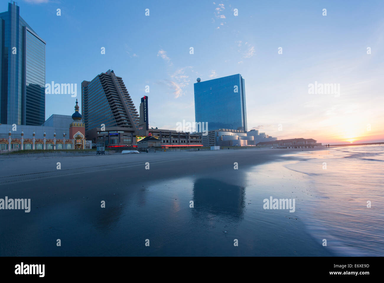 Los Estados Unidos, Nueva Jersey, Atlantic City, Atlantic City vistos en la playa al amanecer. Foto de stock