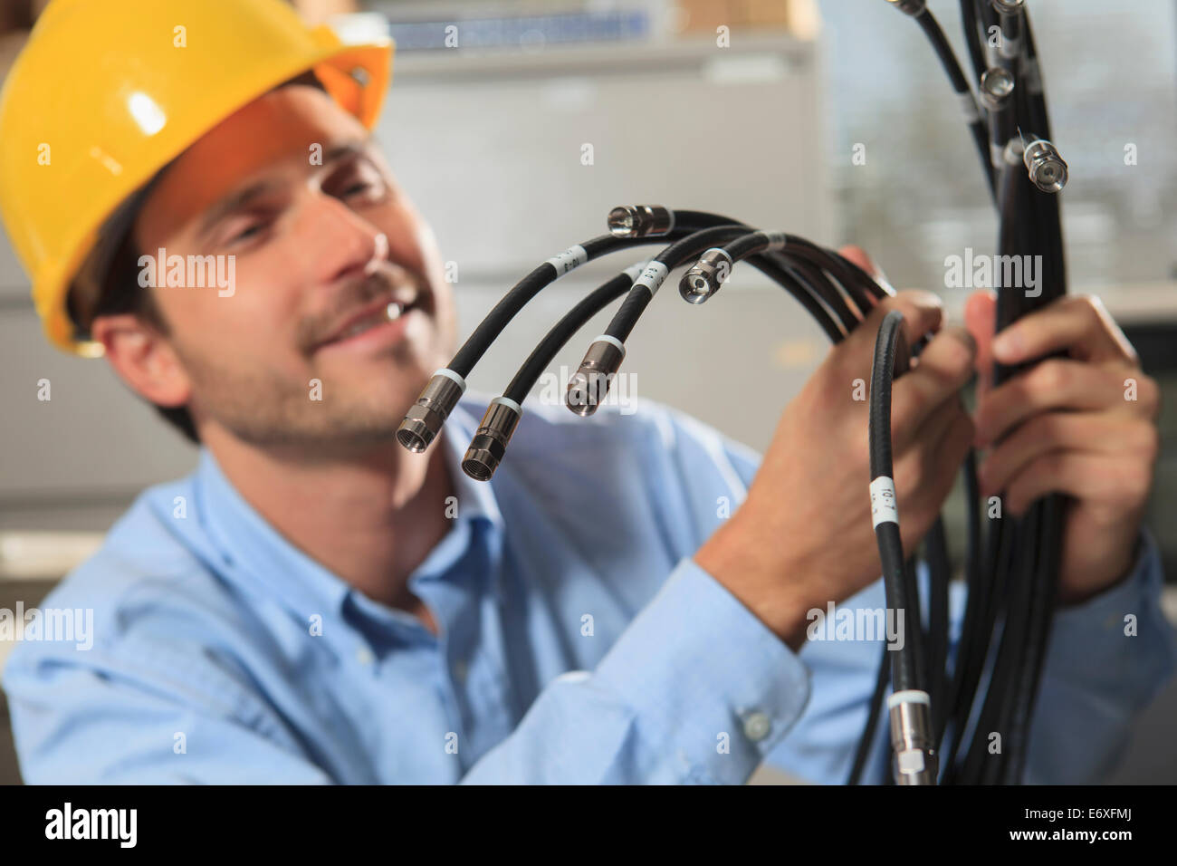 Ingeniero de redes preparando el cableado estructurado para el centro de  datos Fotografía de stock - Alamy