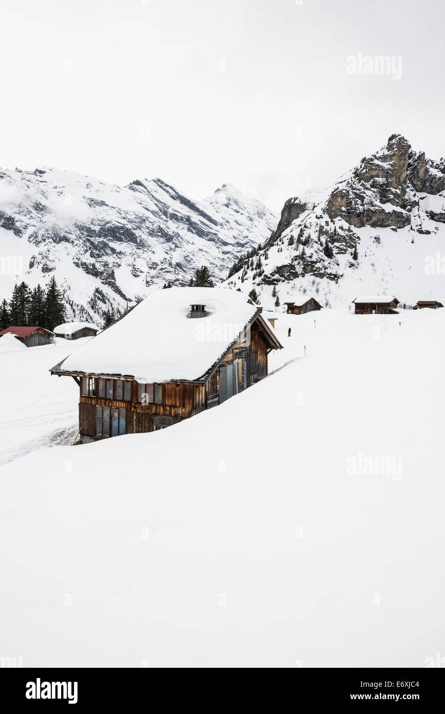 Cabañas alpinas y de montaña en panorama, Gimmeln Gimmeln, Muerren, cantón de Berna, Suiza Foto de stock