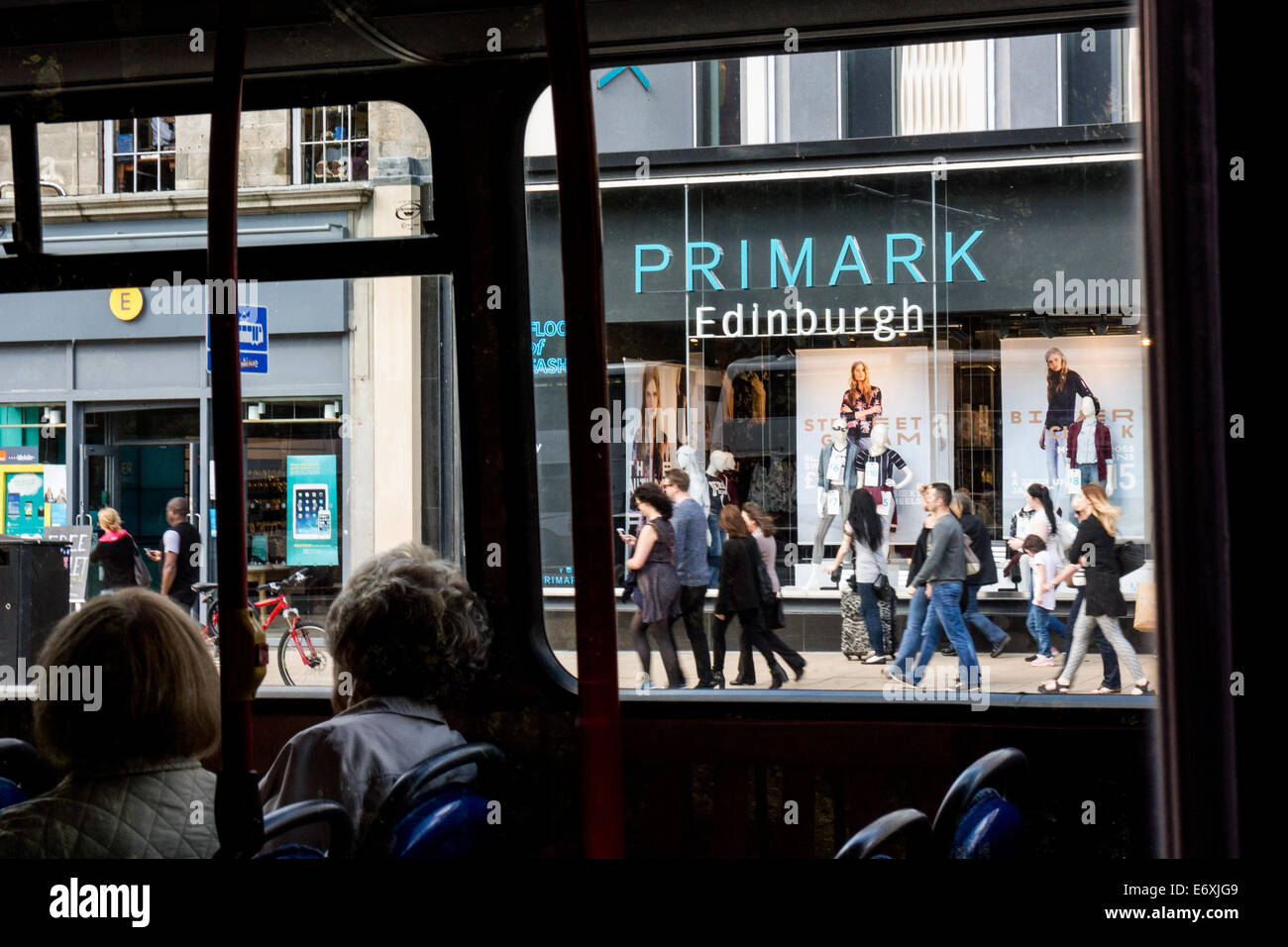 Tienda de ropa Primark vistos a través de un autobús en Princes Street, Edimburgo Foto de stock