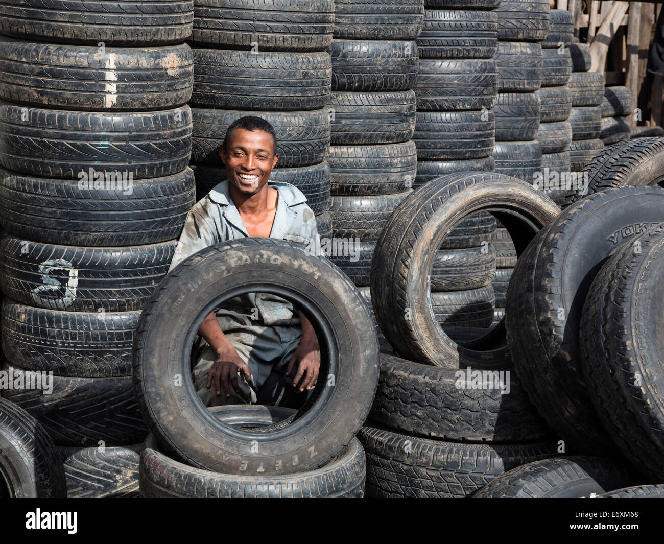 Distribuidor de neumáticos, Antananarivo, capital de Madagascar, África Foto de stock