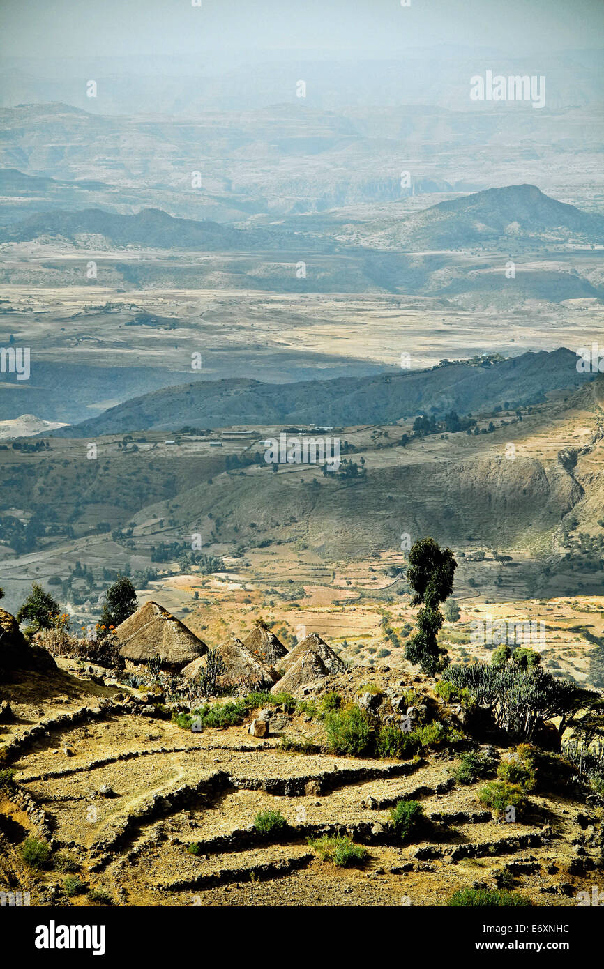 El paisaje en las tierras altas de Etiopía, Etiopía, África Foto de stock