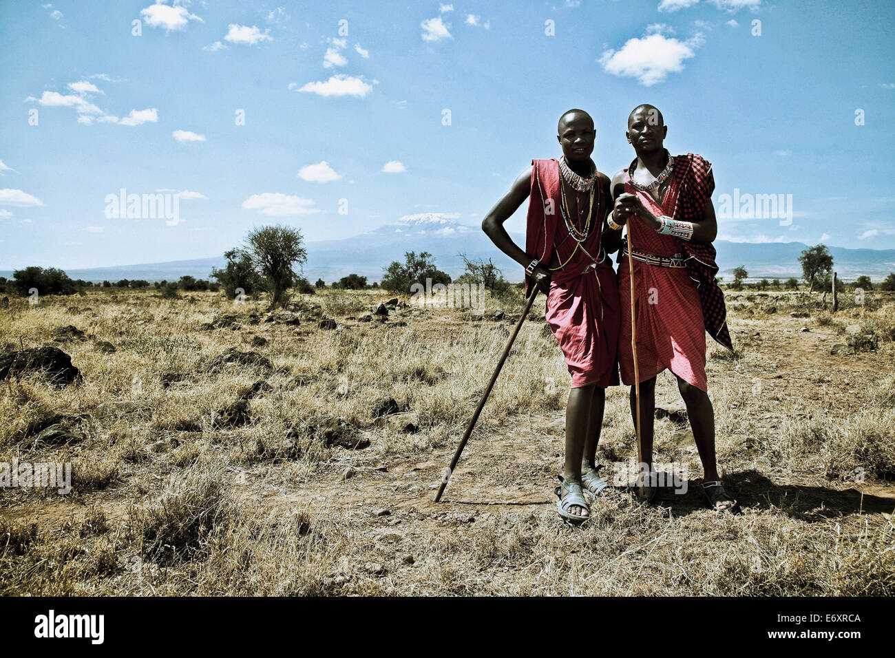 Dos jóvenes de la tribu Massai en la savanne delante del Kilimandjaro, Kenya, Africa. Foto de stock