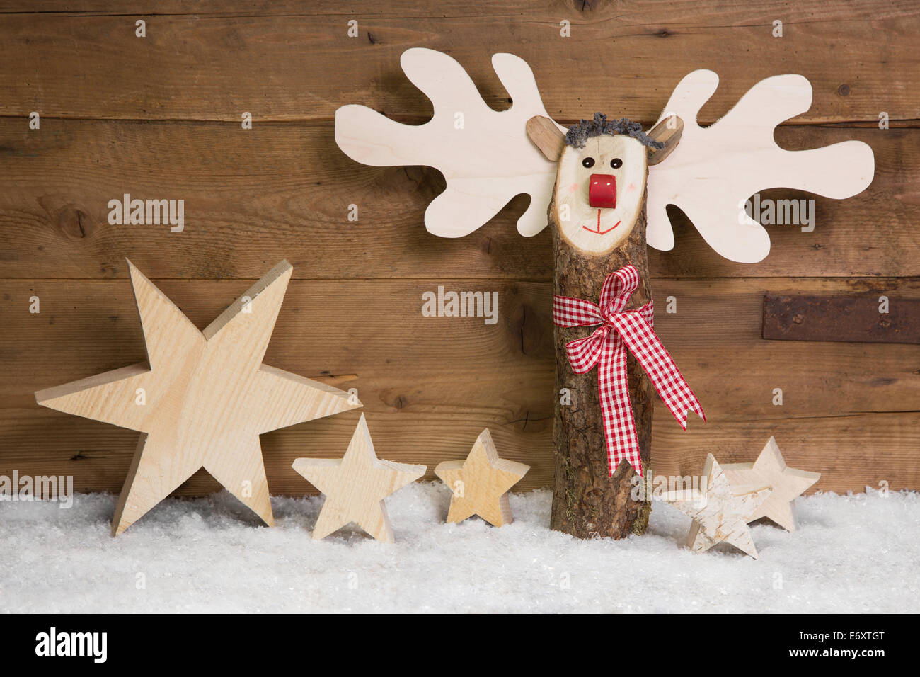 Fondo de Navidad de madera con nieve y renos o ciervo Foto de stock