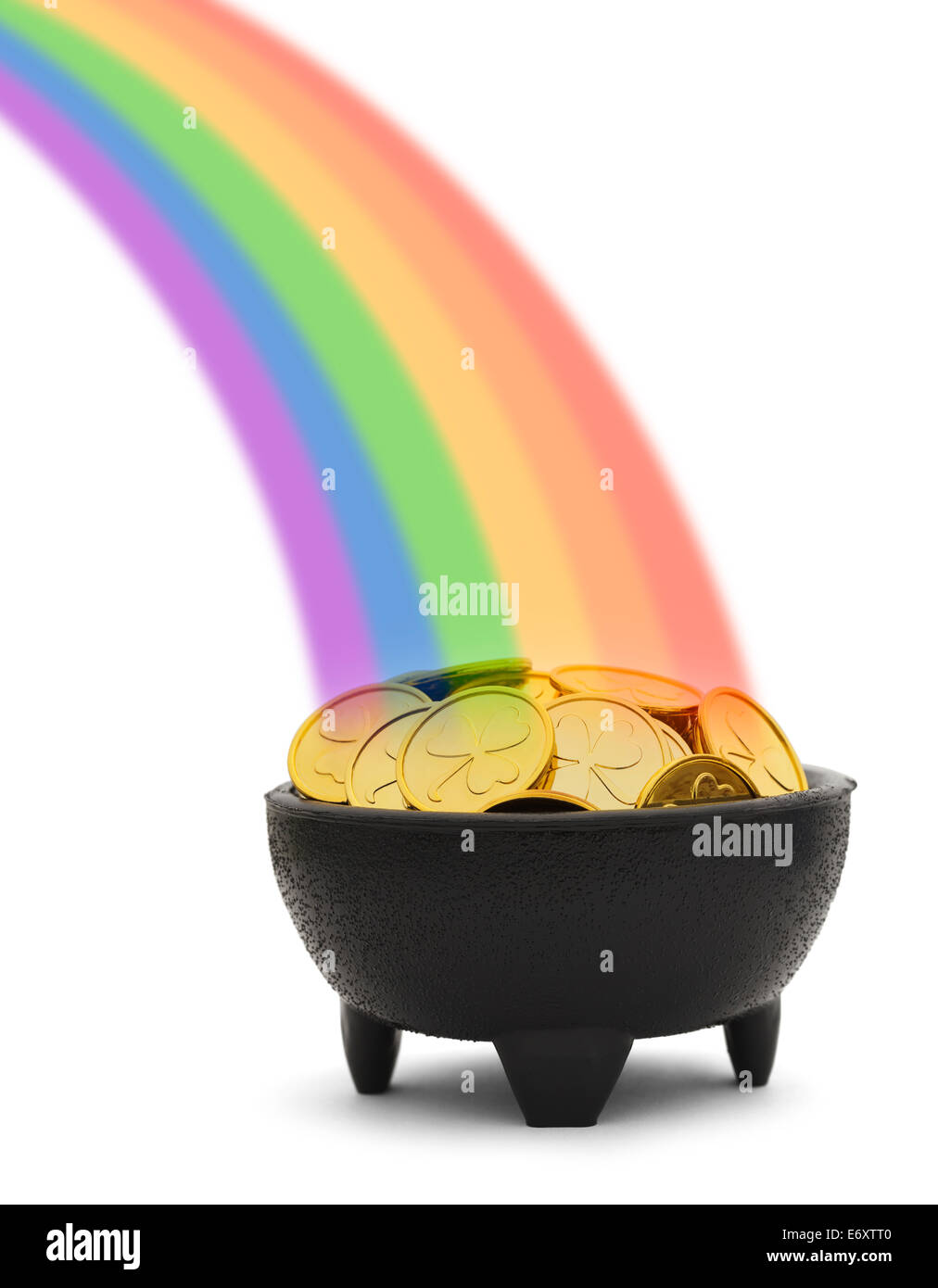 Caldero de monedas de oro y Rainbow aislado sobre fondo blanco. Foto de stock