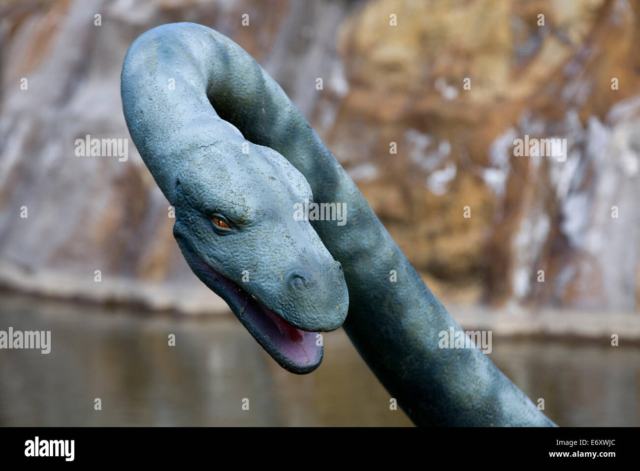 Estatua de un plesiosaurio un reptil acuático Foto de stock