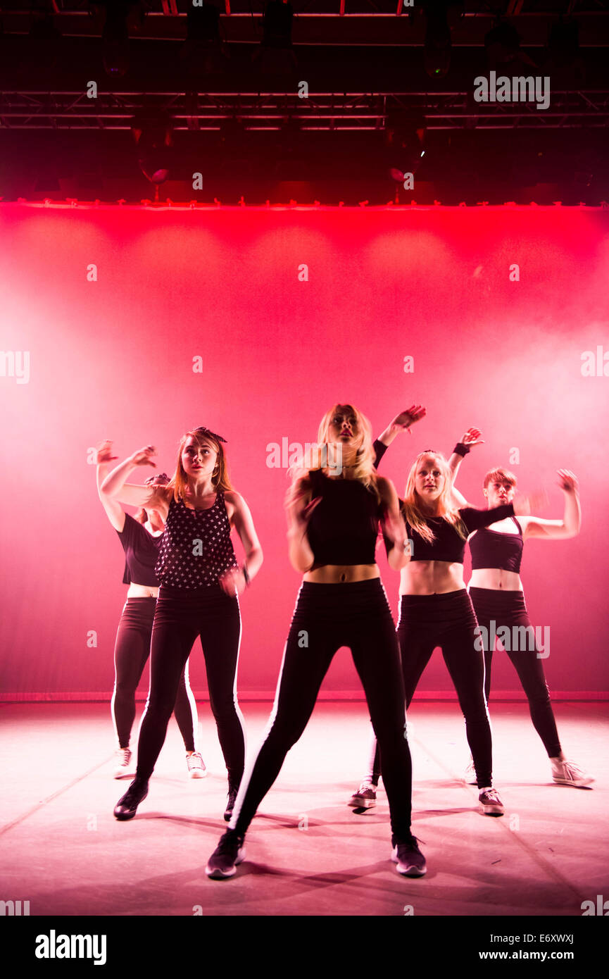 5 chicas adolescentes bailando en el escenario en una escuela de baile  expone el rendimiento Aberystwyth Arts Centre de Gales UK Fotografía de  stock - Alamy