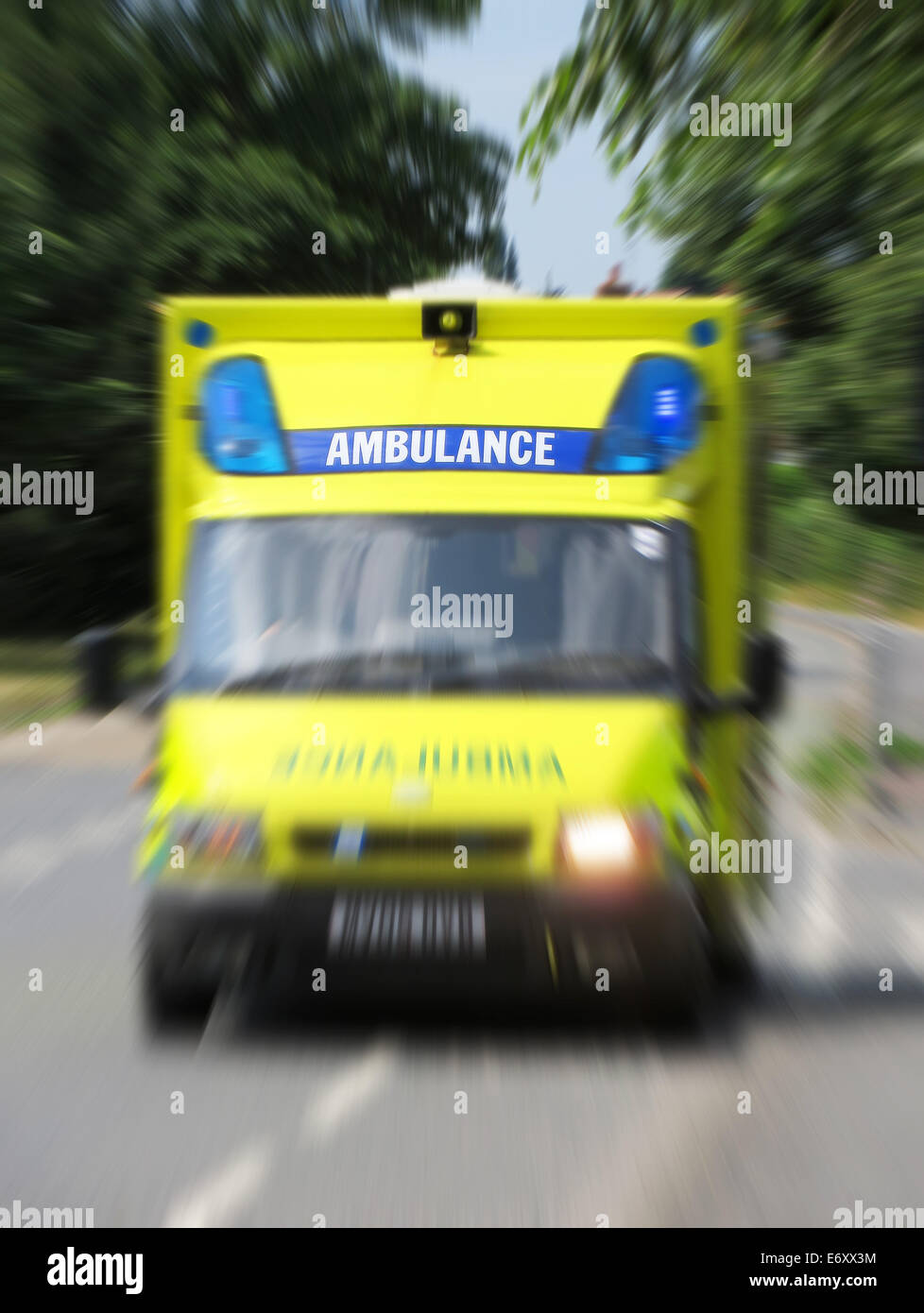 Ambulancia en carretera con efecto zoom centrándose en firmar. Foto de stock