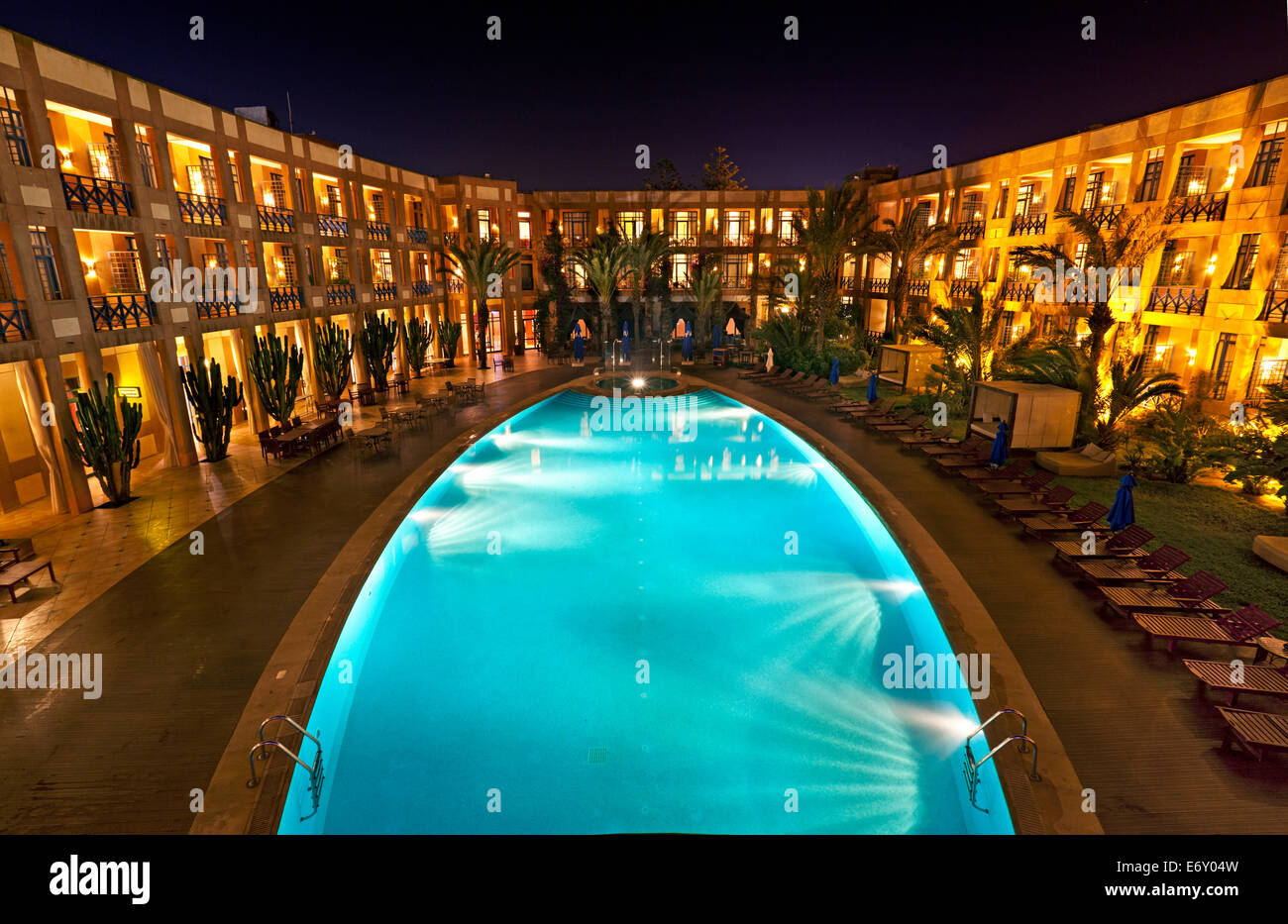Piscina en el Hotel Sofitel de noche, Essaouira, Marruecos Foto de stock