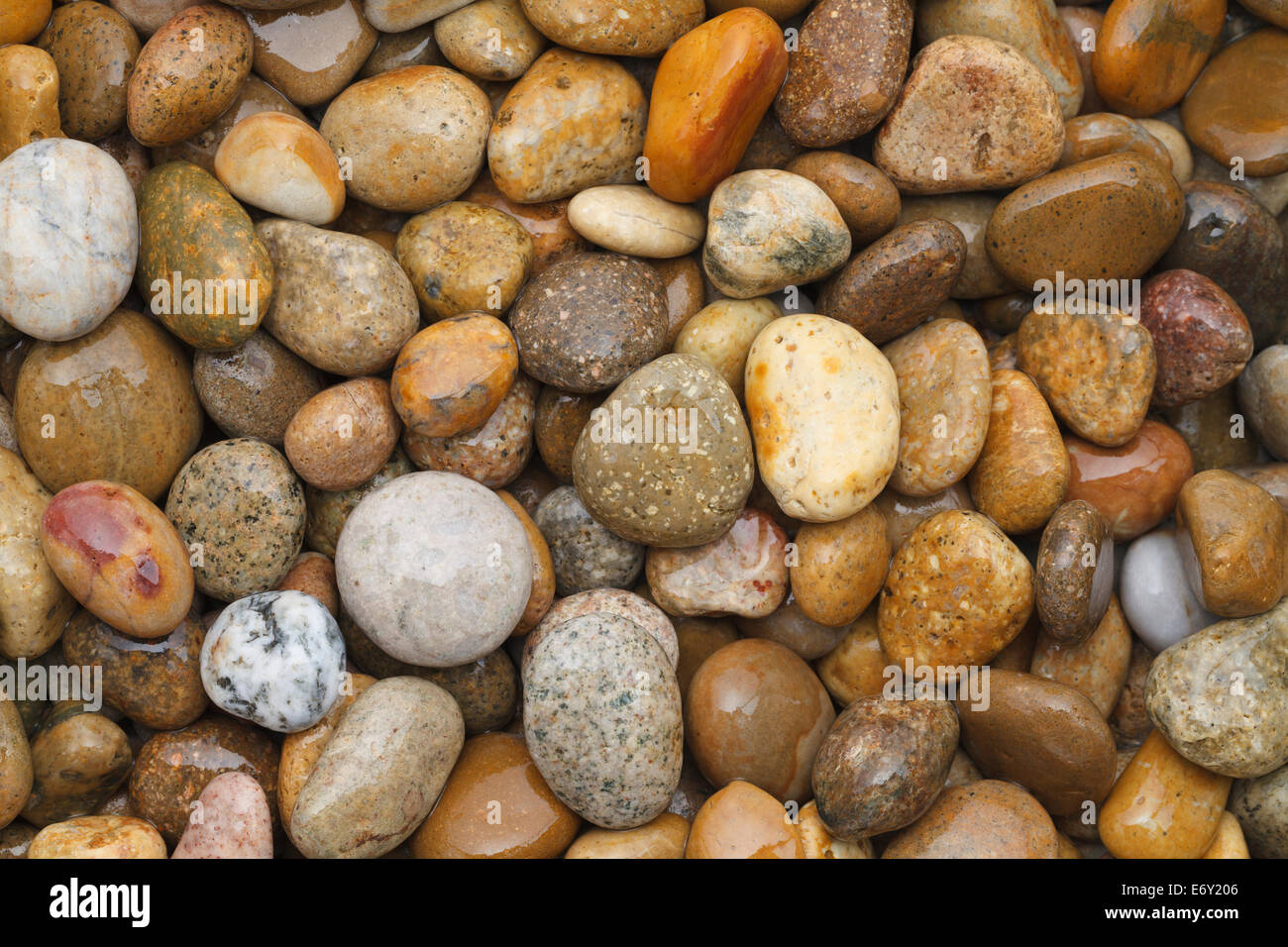 Varias mesas de piedras del río en el montón. Foto de stock