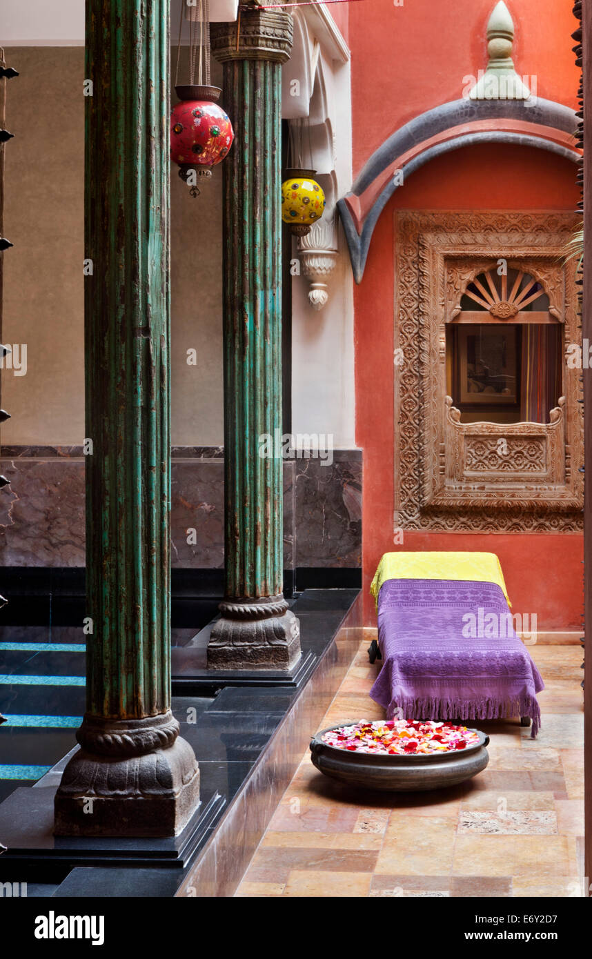 Piscina exterior con tumbonas, Riad Enija, Marrakech, Marruecos Foto de stock