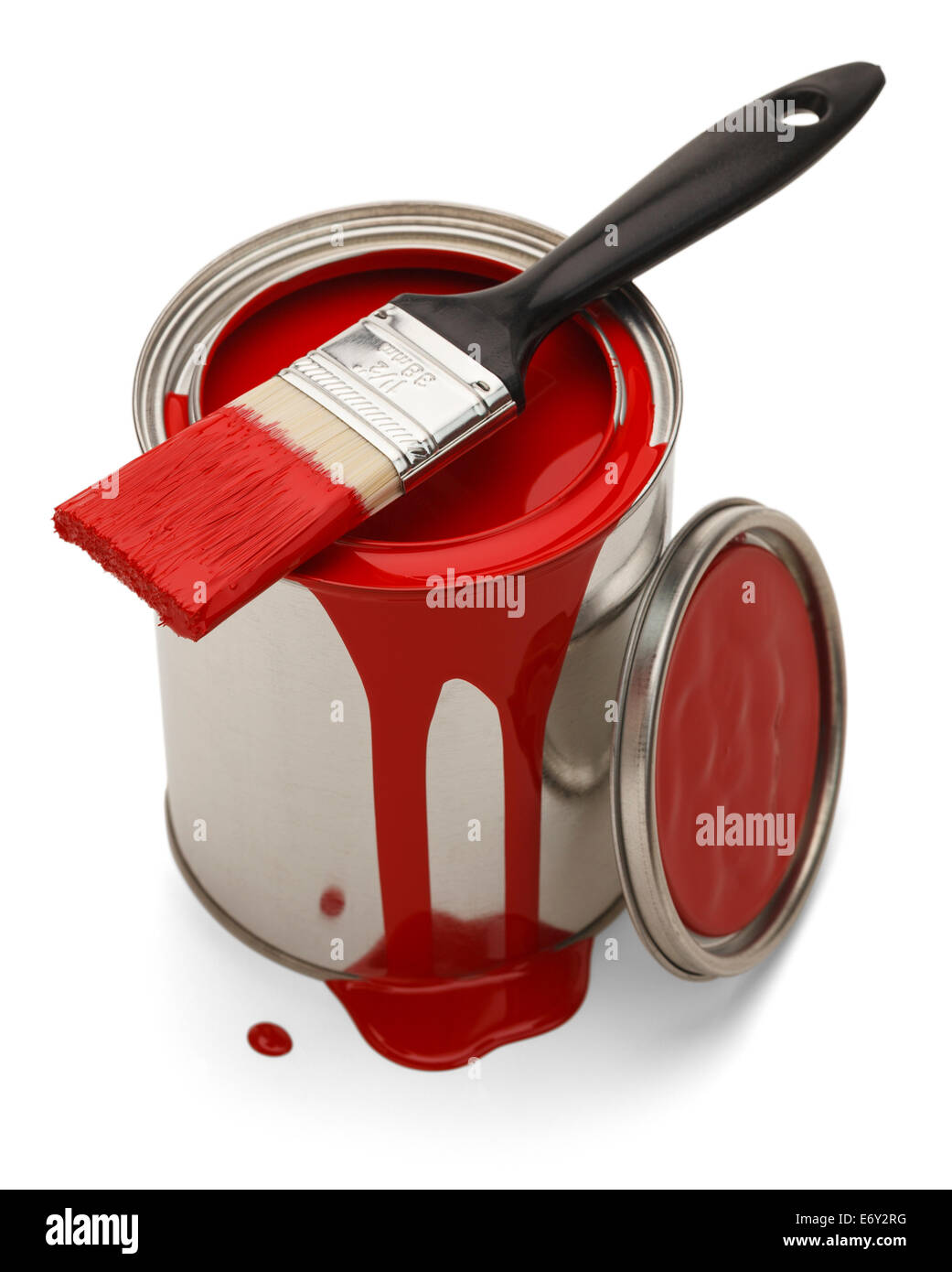 Pintura roja derramado con cepillo aislado sobre fondo blanco. Foto de stock