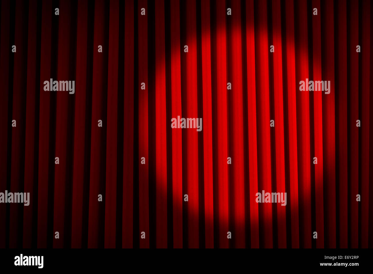 Telones de terciopelo rojo con la Ronda de Spotlight. Foto de stock