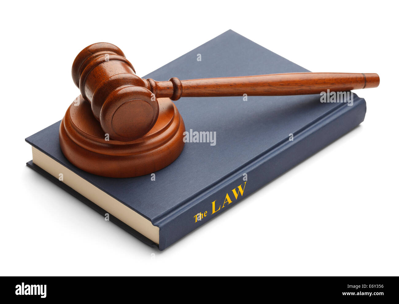 Libro de derecho con el Juez Martillo aislado sobre fondo blanco. Foto de stock