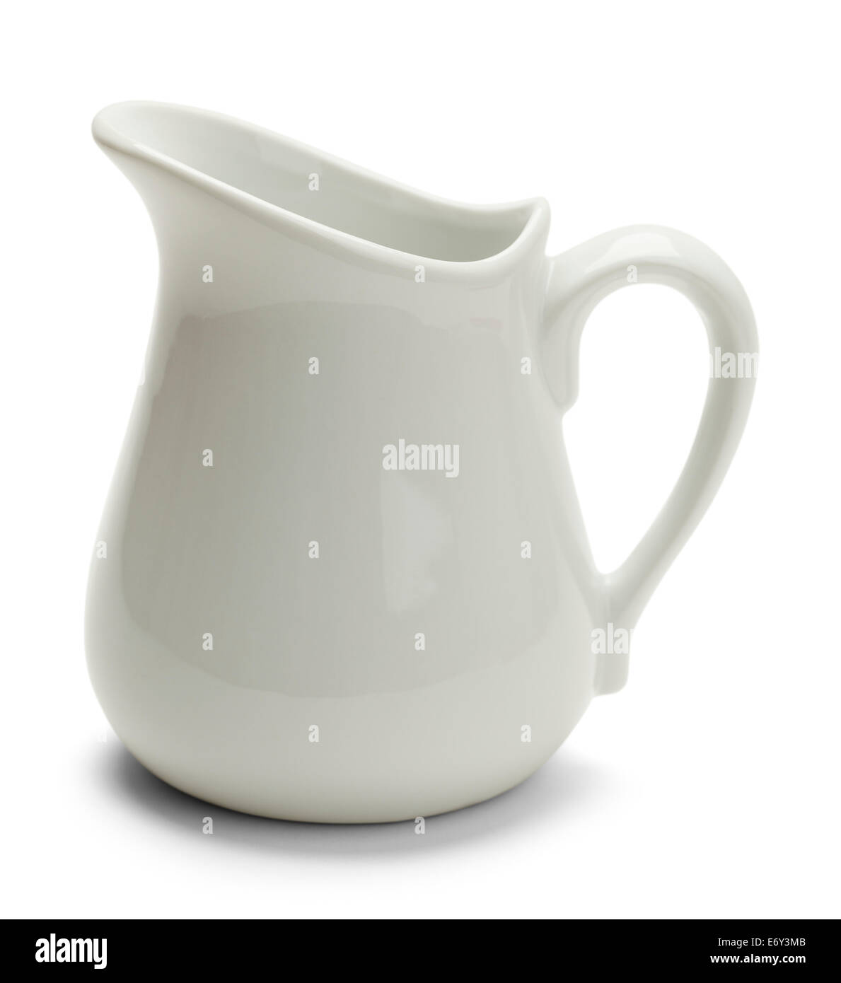 Verter agua en una jarra, aislado en el fondo blanco, trazado de recorte  incluido Fotografía de stock - Alamy