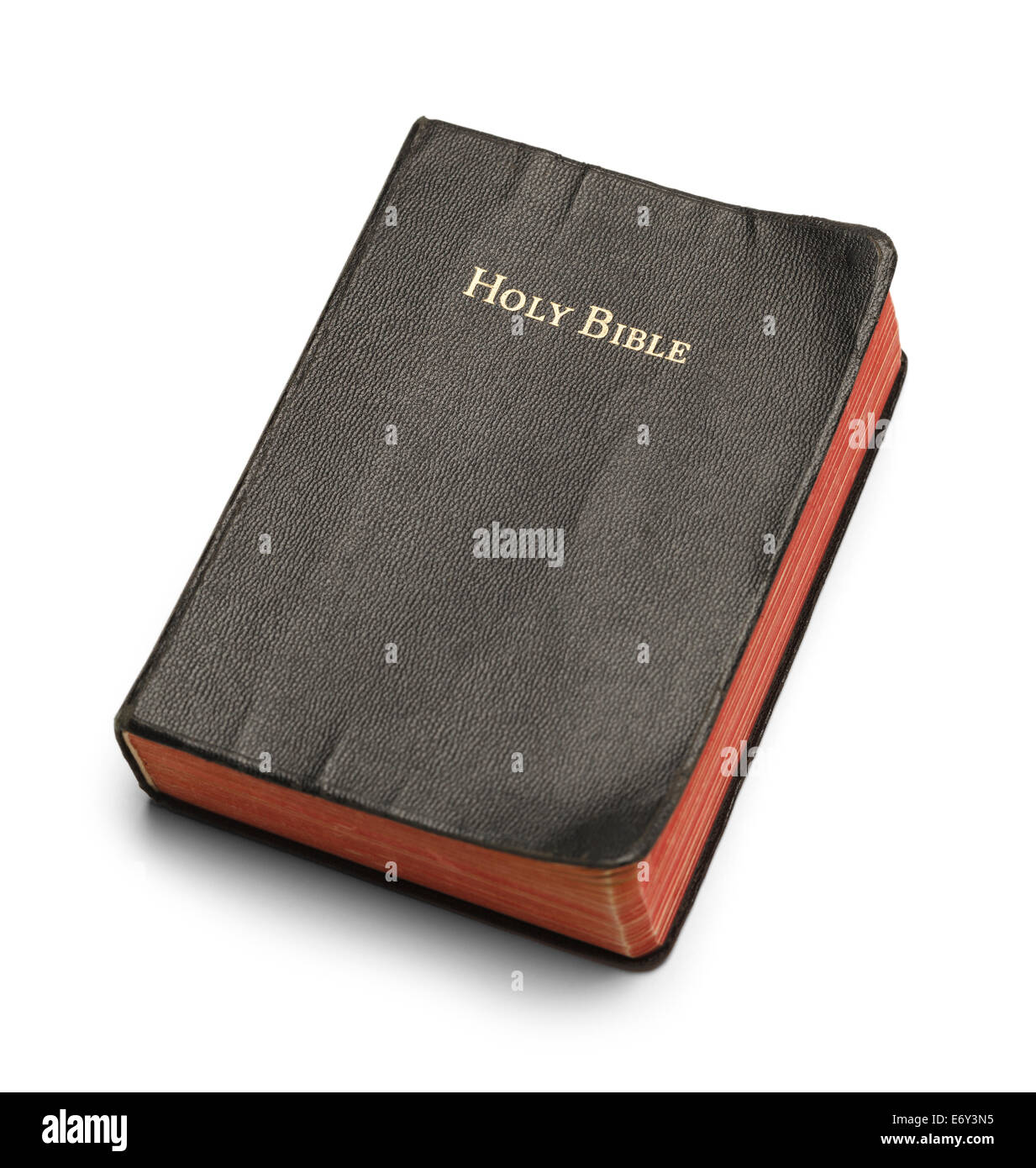 Bien utilizados Biblia con páginas rojas aislado sobre fondo blanco. Foto de stock