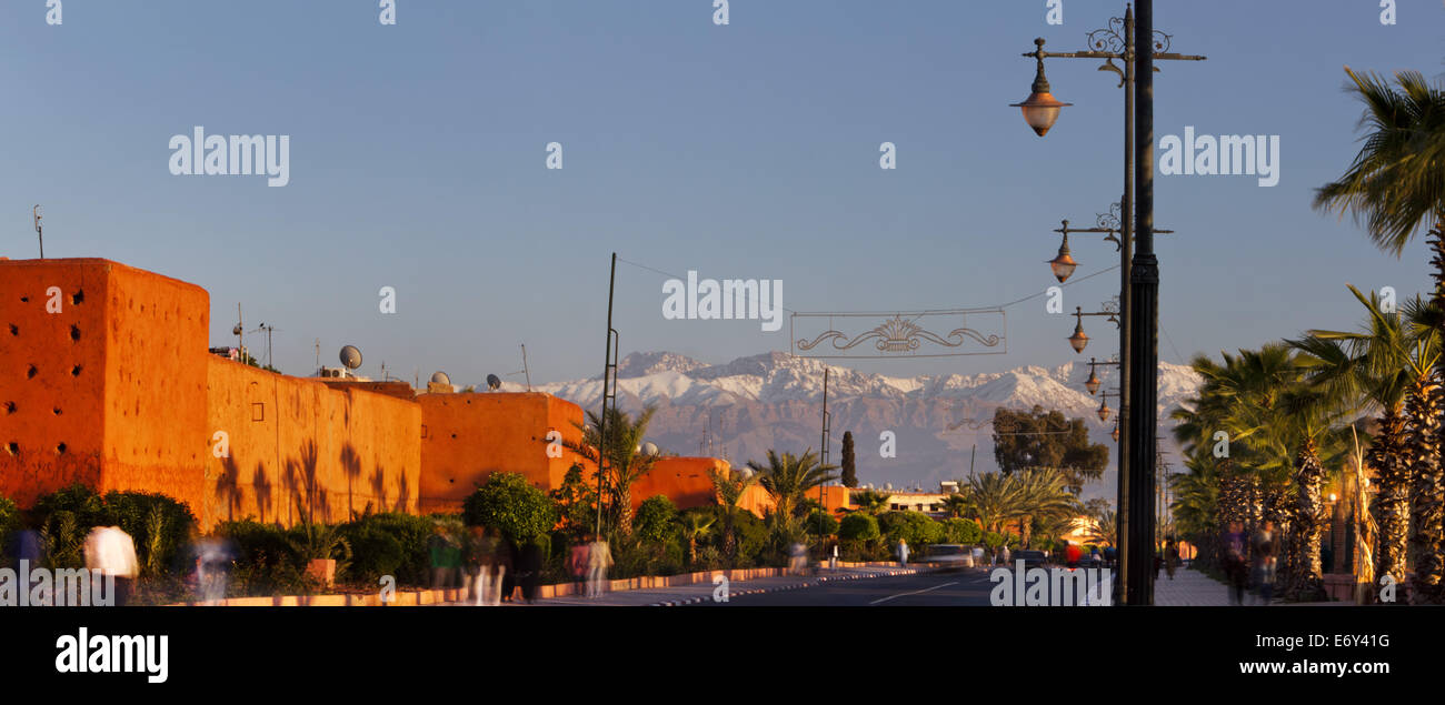 Terraplén muros a lo largo de la Route d'Ourika, Marrakech, Marruecos Foto de stock