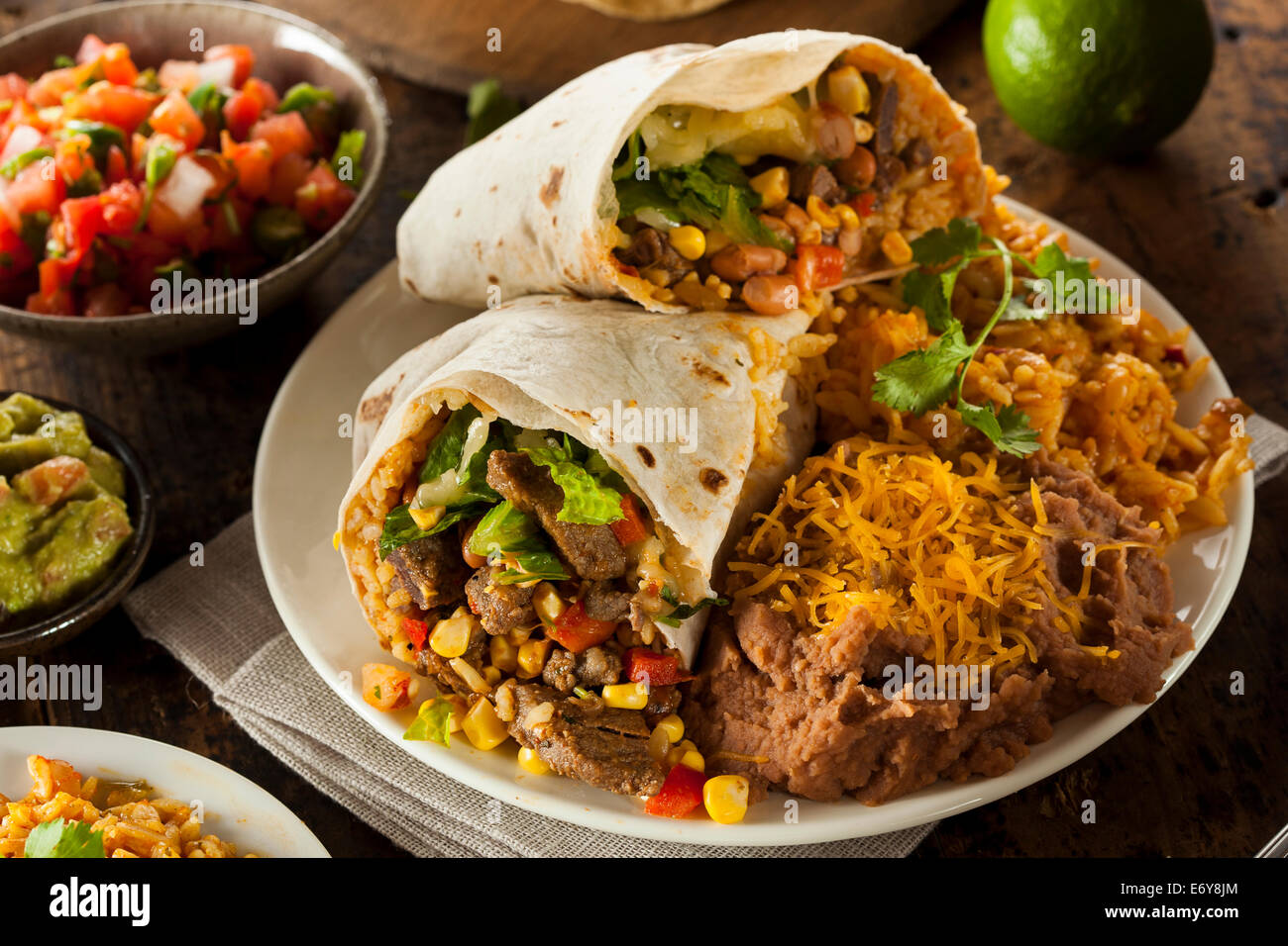 Burrito de Carne gigante casero con Salsa de lechuga y arroz Fotografía