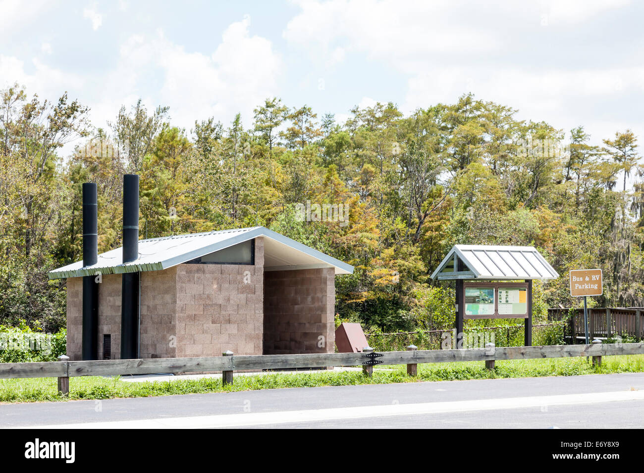 Wc de compostaje baños, área de descanso, bus y RV parking en Gran Ciprés, área de Manejo de Vida Silvestre en Everglades, FL. Foto de stock