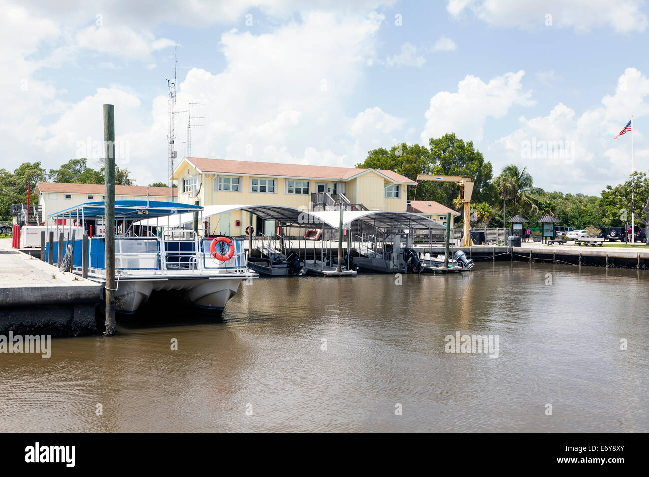 Pequeño puerto, paseos Pontoon Boat, cubierto docks, pequeñas lanchas motoras y el Centro de Visitantes de la Ciudad de Everglades, en Florida, EE.UU. Foto de stock