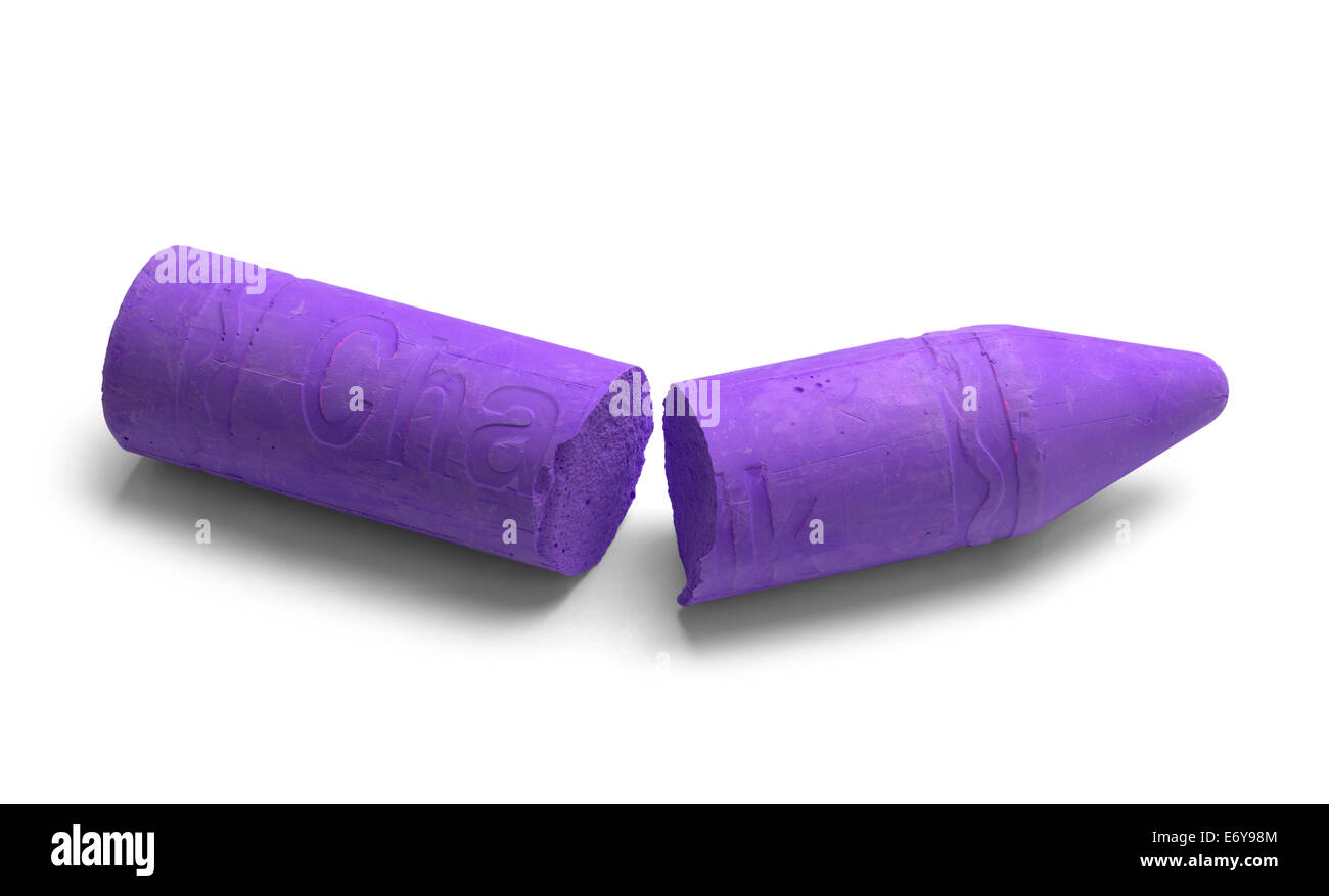 Gran tiza púrpura por la mitad roto aislado sobre fondo blanco. Foto de stock