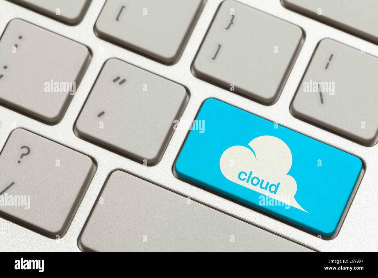 Cerca de nube azul Botón de tecla en el teclado. Foto de stock