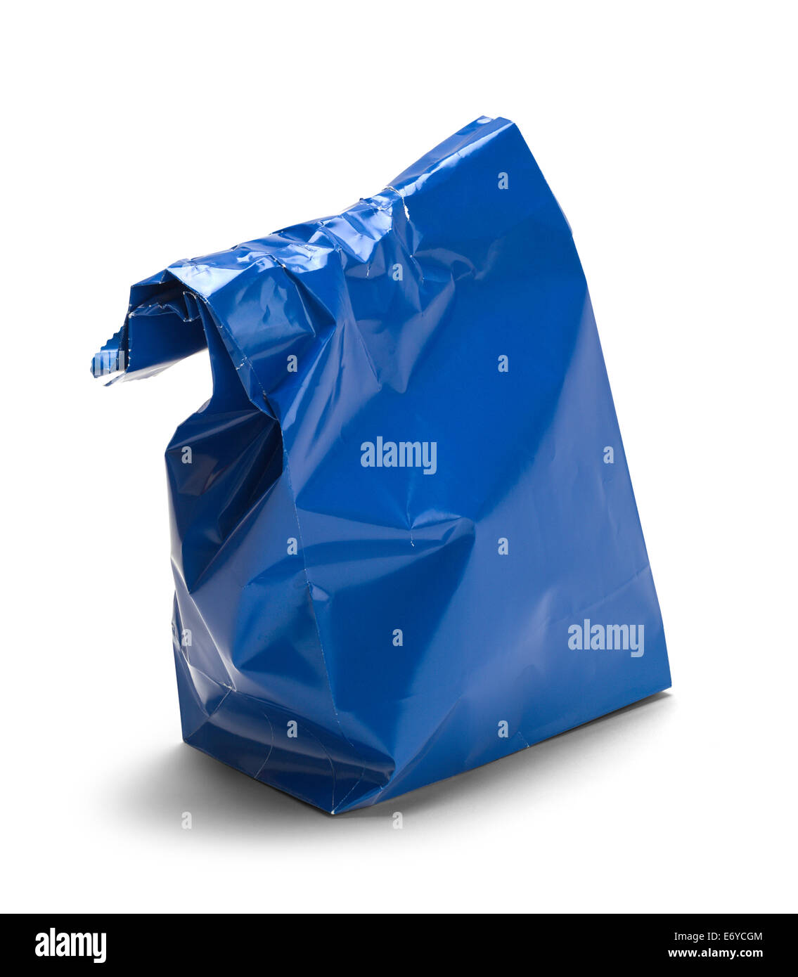 Arrugado papel azul Bolsa de almuerzo con copia espacio aislado sobre fondo blanco. Foto de stock