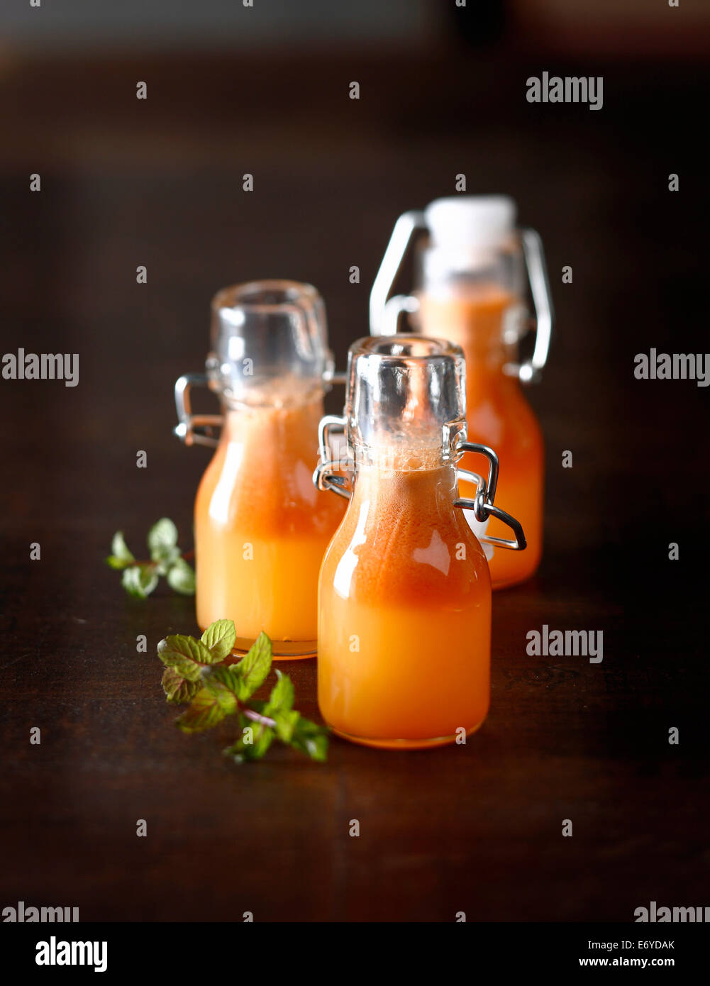 Apple,naranja y jugo de zanahoria Foto de stock