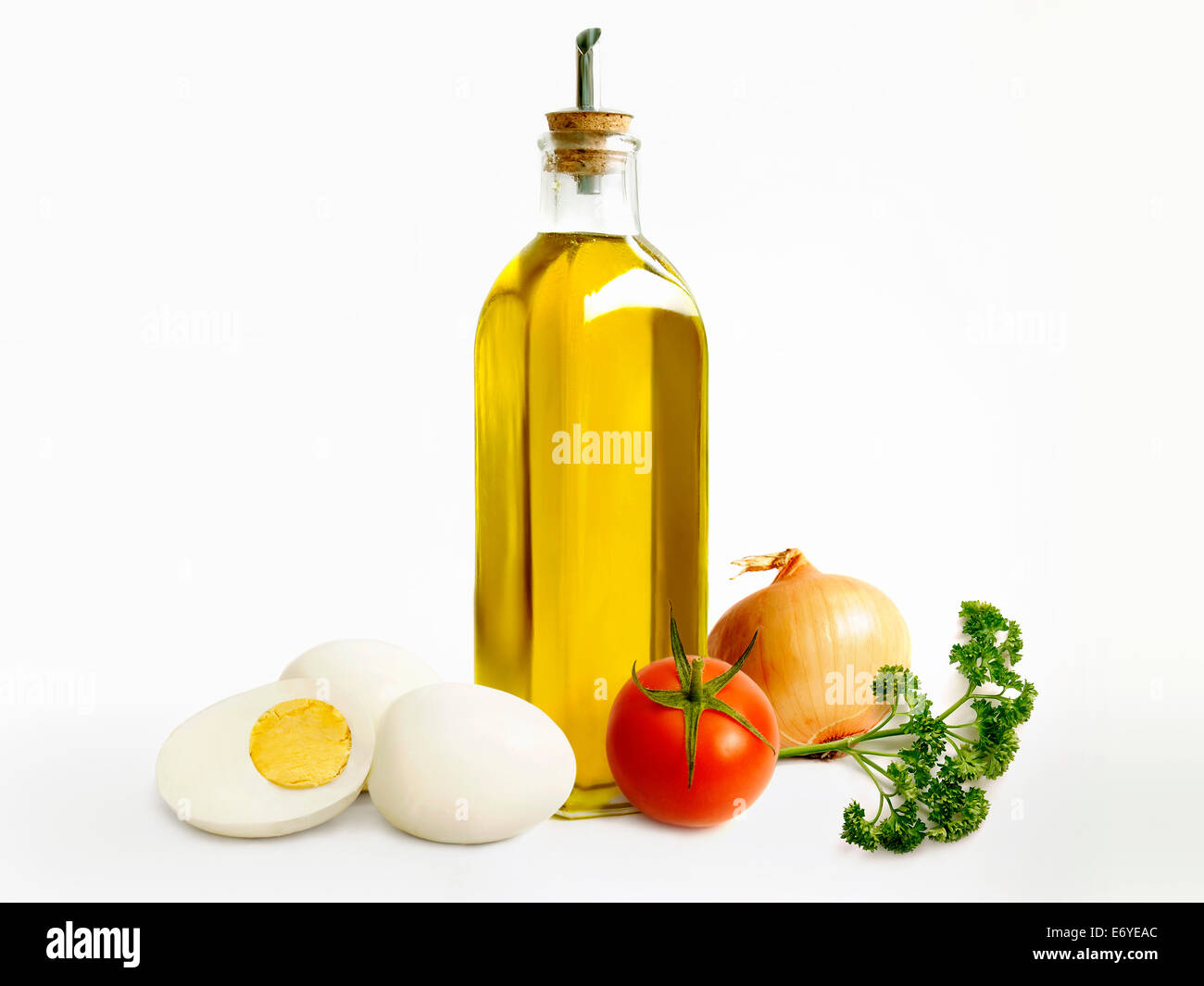 Botella de aceite de oliva,huevo duro,el tomate ,la cebolla y el perejil  Fotografía de stock - Alamy