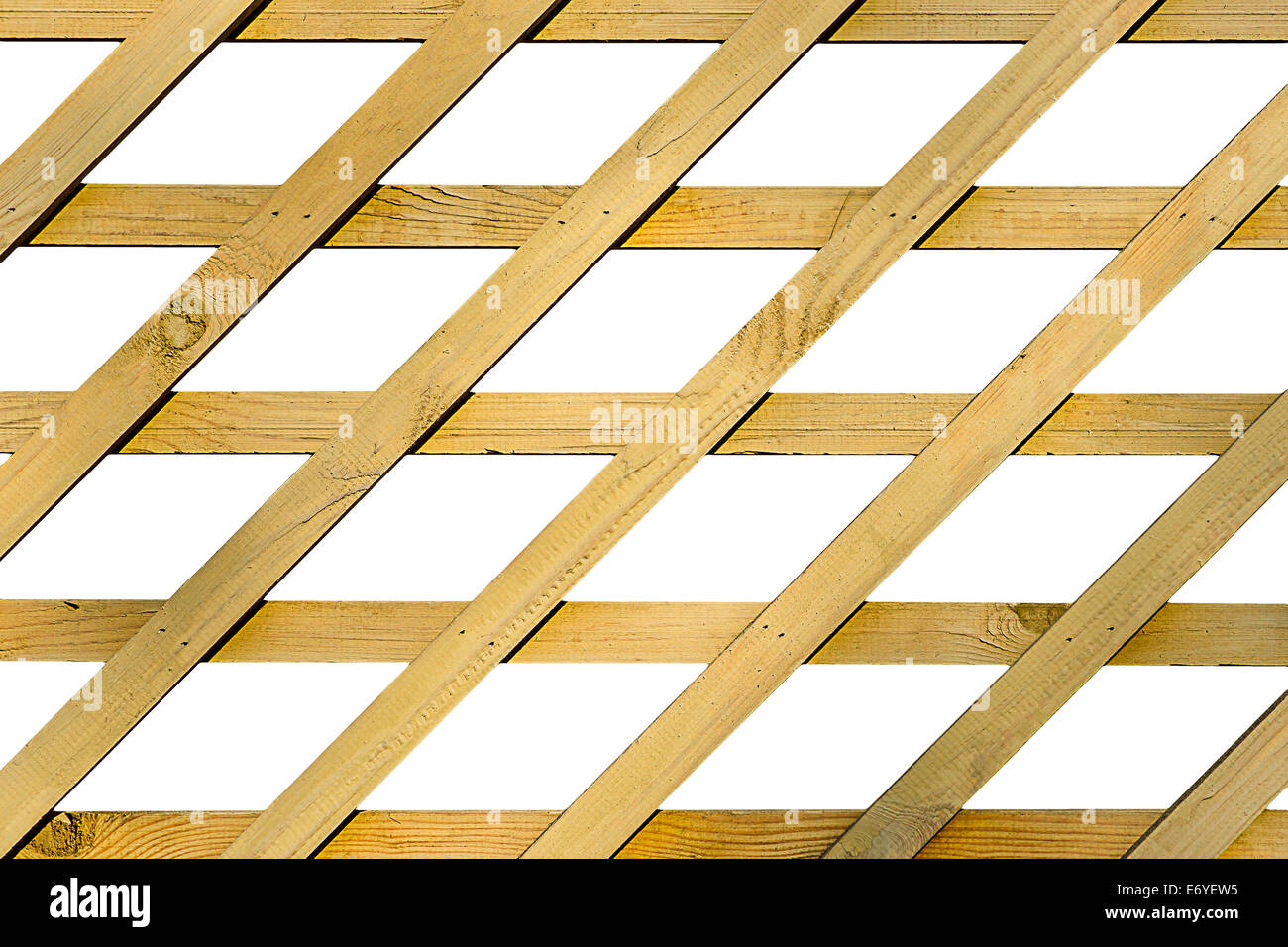 Decorativos de madera con forma de rombo de color amarillo rallado aislados  contra el fondo blanco Fotografía de stock - Alamy