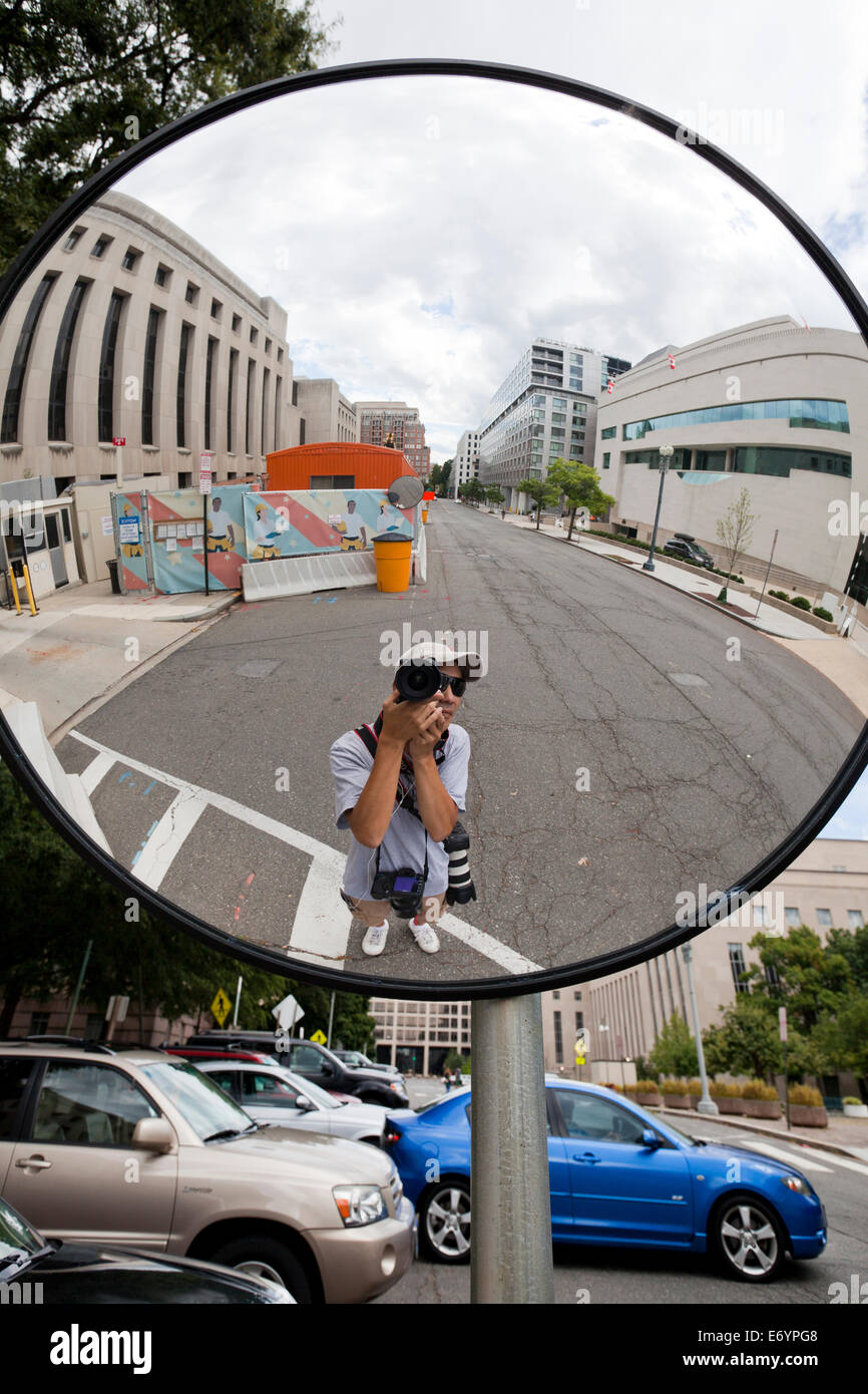 La reflexión del fotógrafo en espejo convexo - EE.UU. Foto de stock