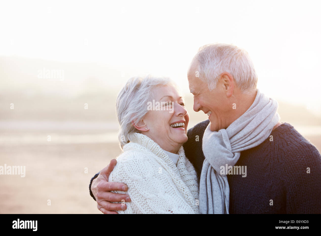 Romántica pareja Senior sobre Playa de invierno Foto de stock