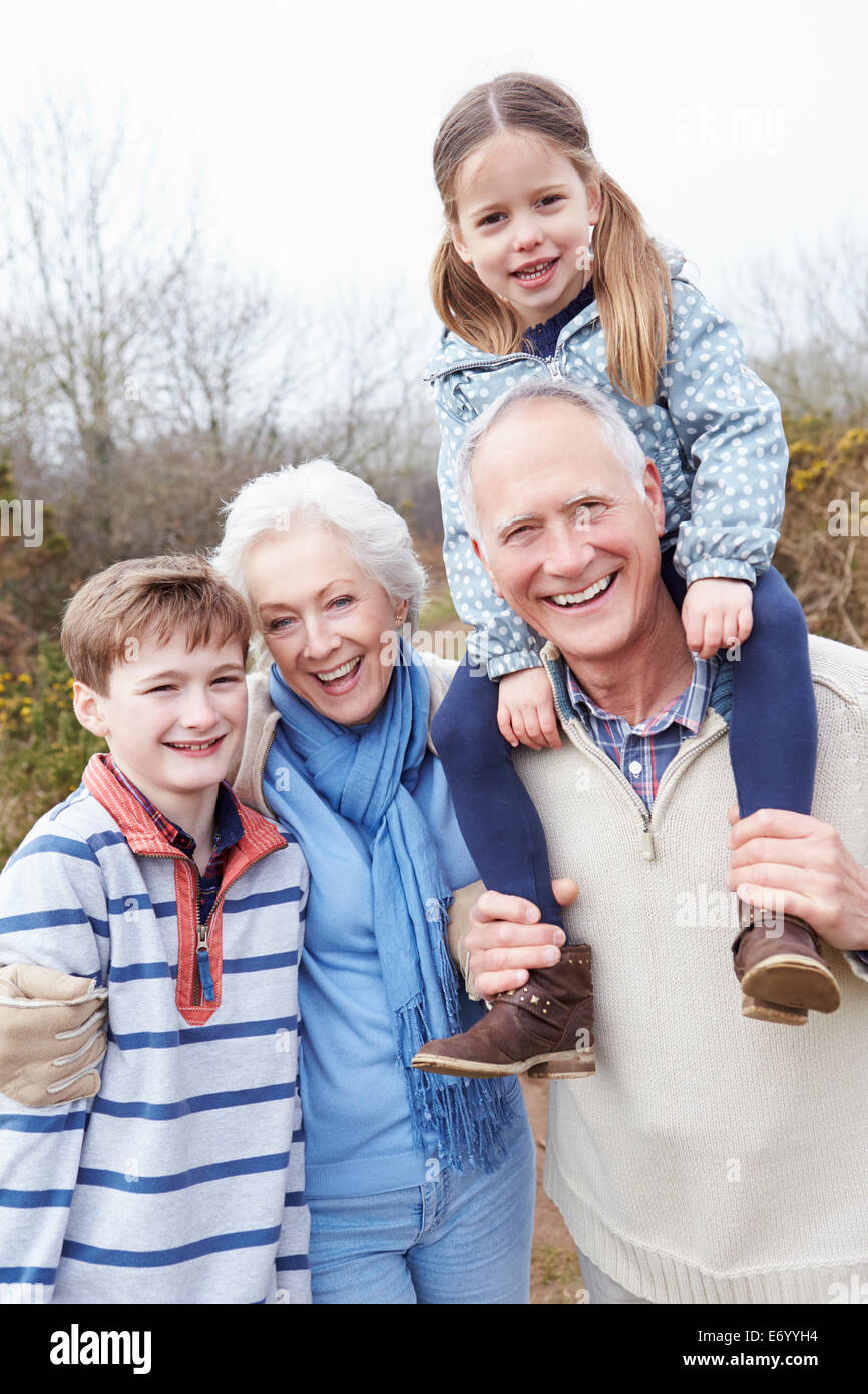 Los abuelos con sus nietos en caminar en el campo Foto de stock