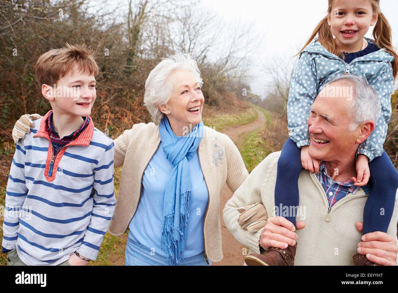 Los abuelos con sus nietos en caminar en el campo Foto de stock