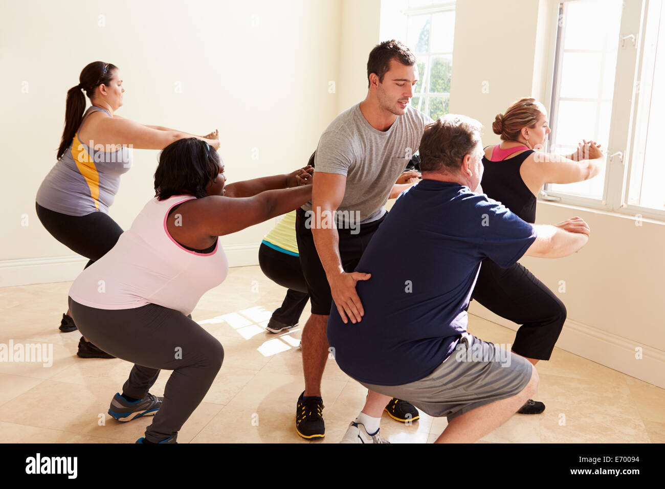 Instructor de Fitness en clase de ejercicios para personas con problemas de sobrepeso Foto de stock