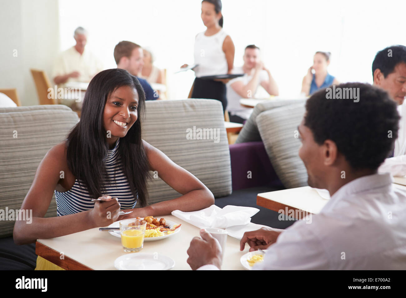 Pareja disfrutando del desayuno en el restaurante del hotel Foto de stock